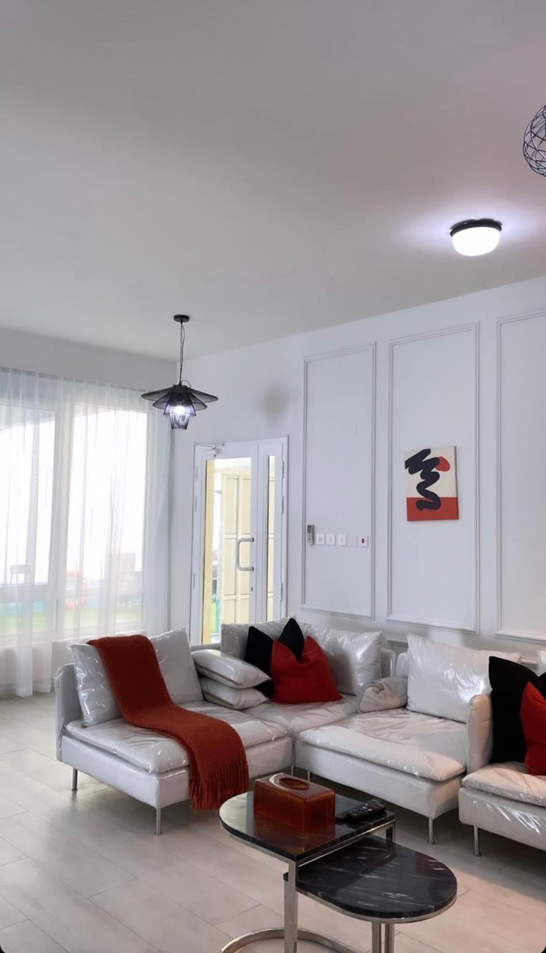 Six-Bedroom House photo 2