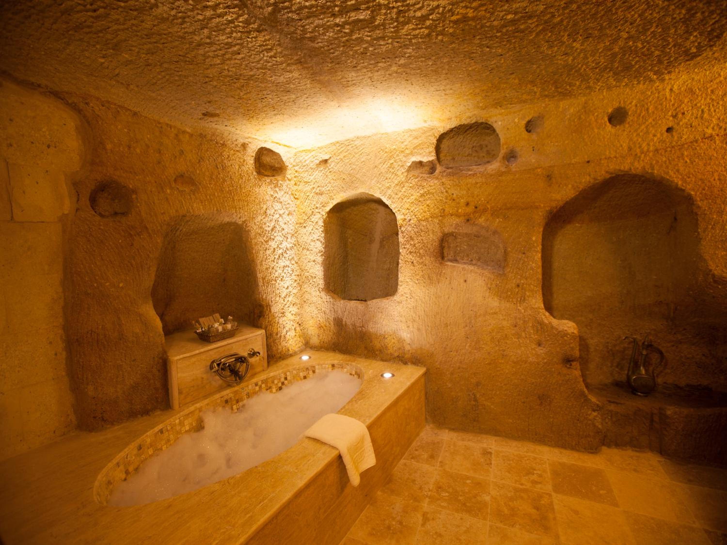 Royal Cave & Pool Suite - Photo 4