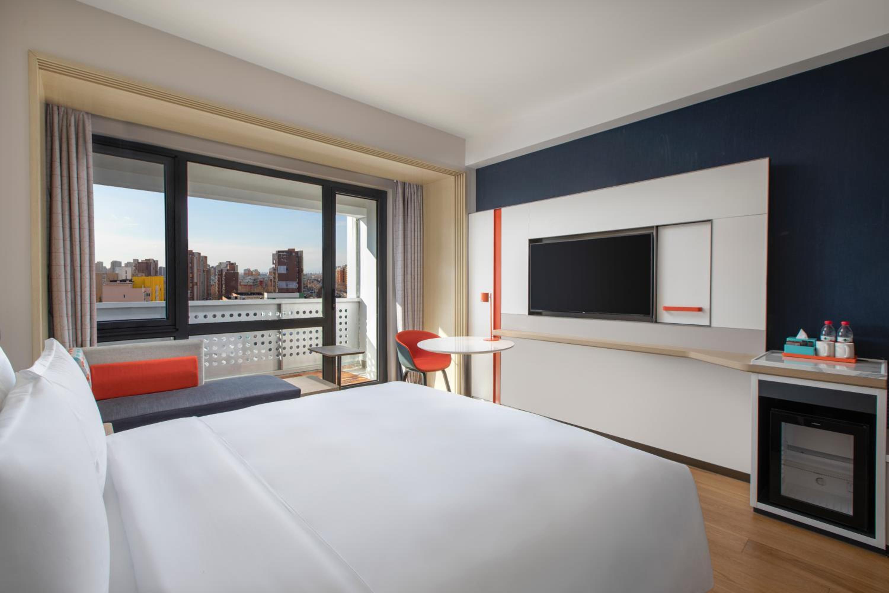 Standard King Room with Balcony - Photo 2