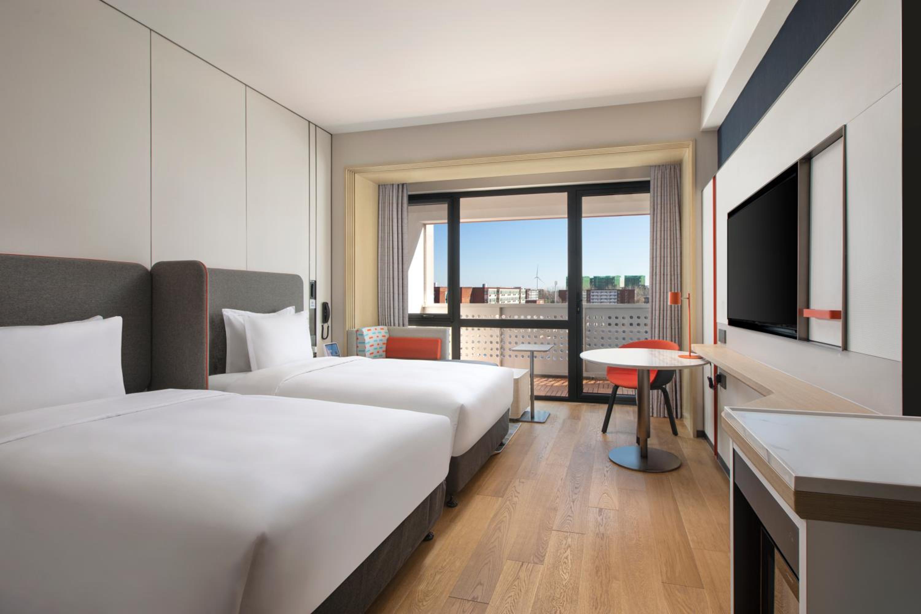 Standard Twin Room with Balcony - Photo 2