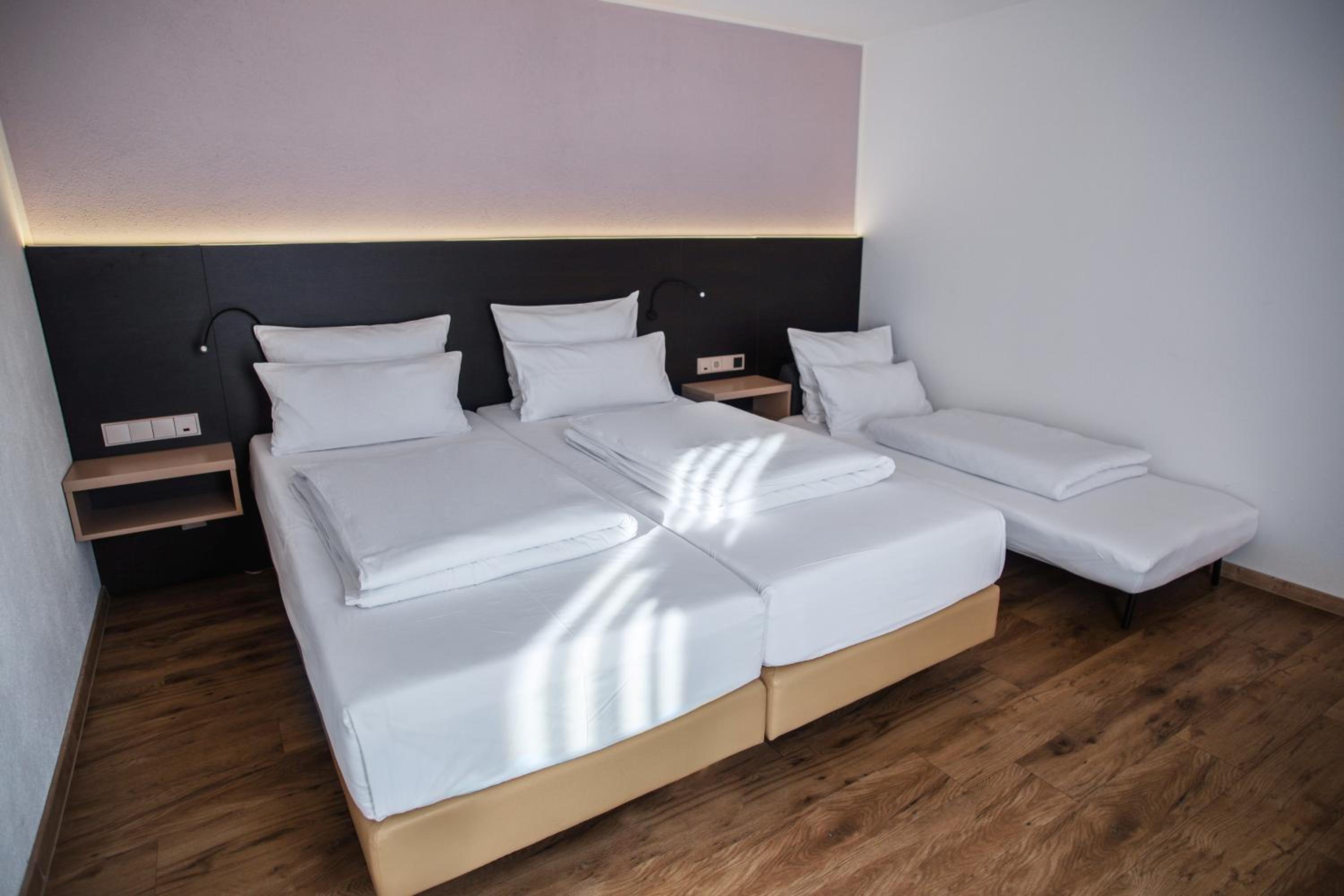Economy Triple Room photo 2