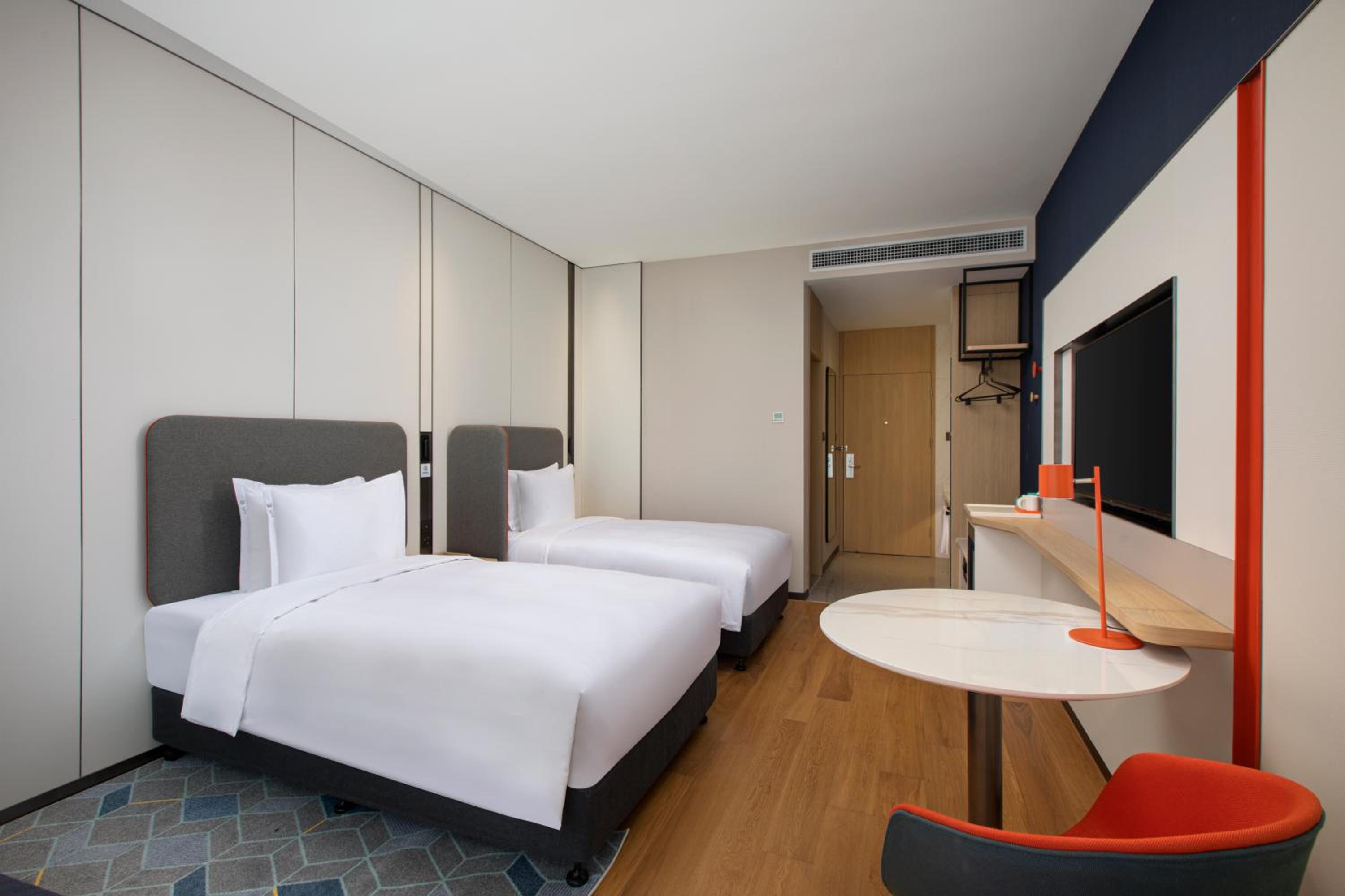 Standard Twin Room with Balcony - Photo 1