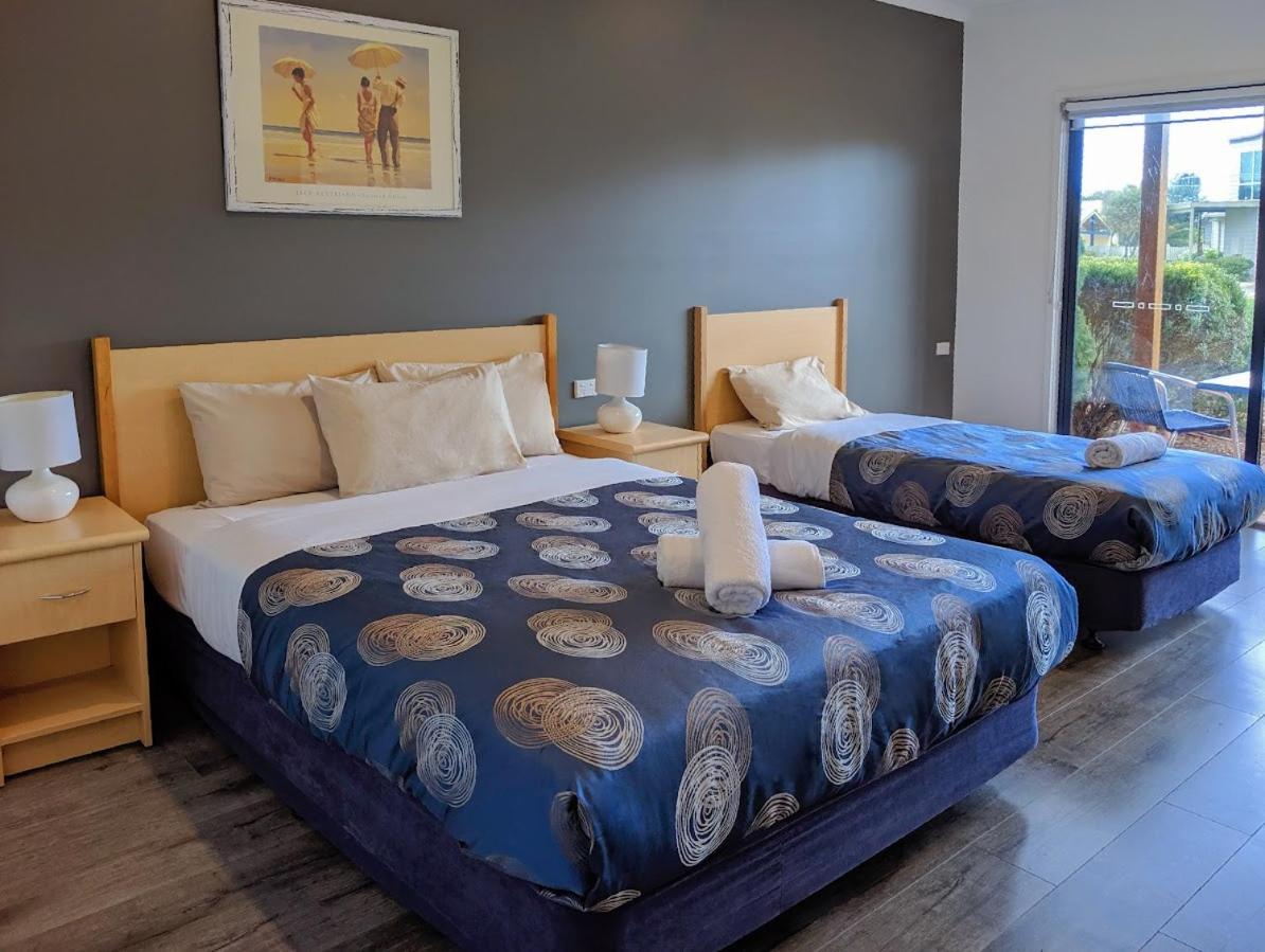 Deluxe Twin Studio with Patio - Accessible