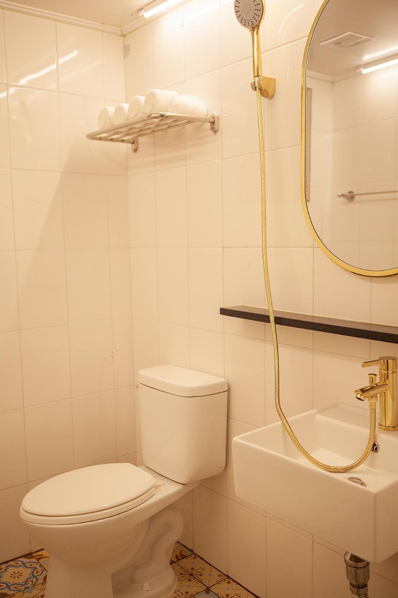 Double Room with Private Bathroom - Photo 16