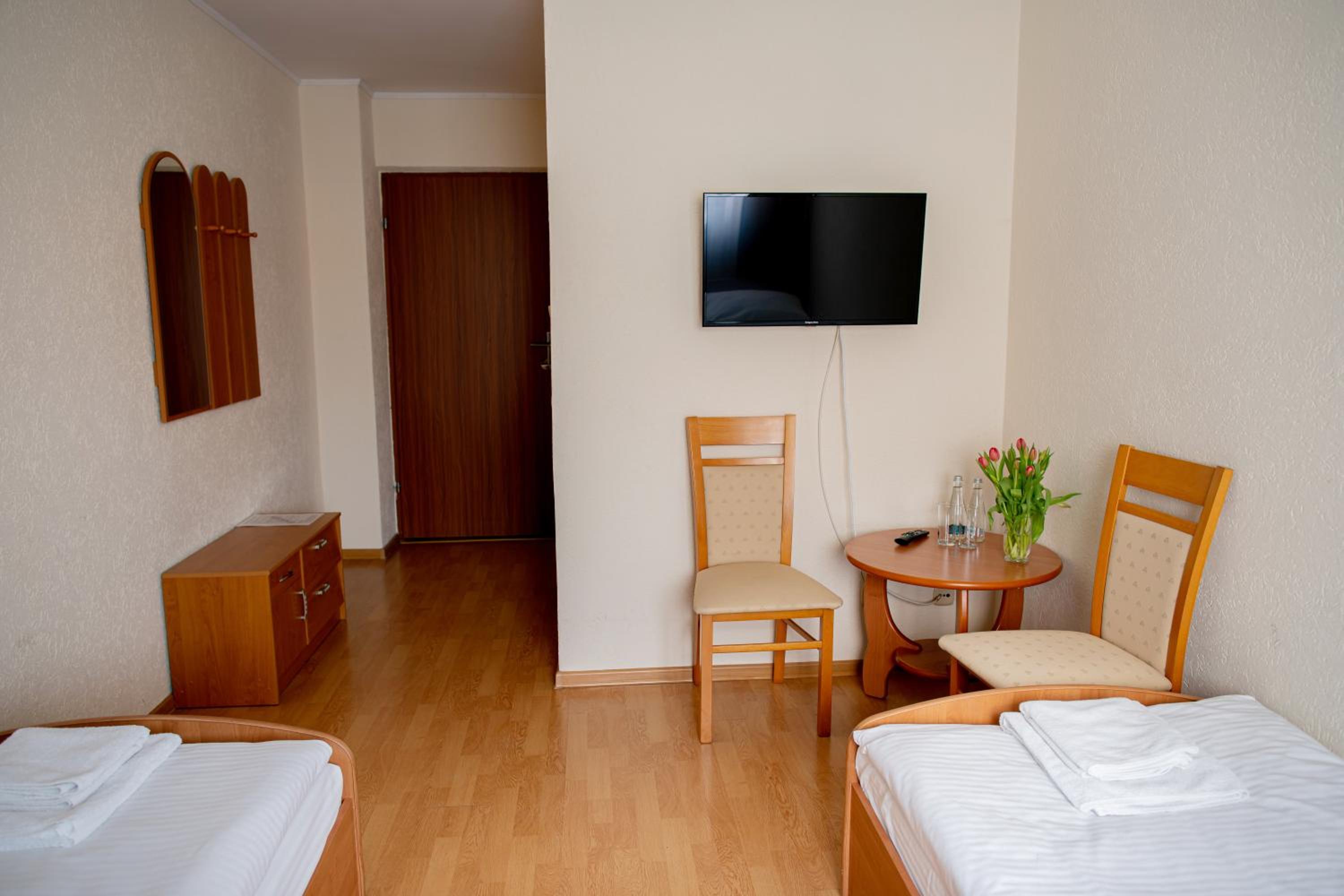 Economy Twin Room - Photo 2