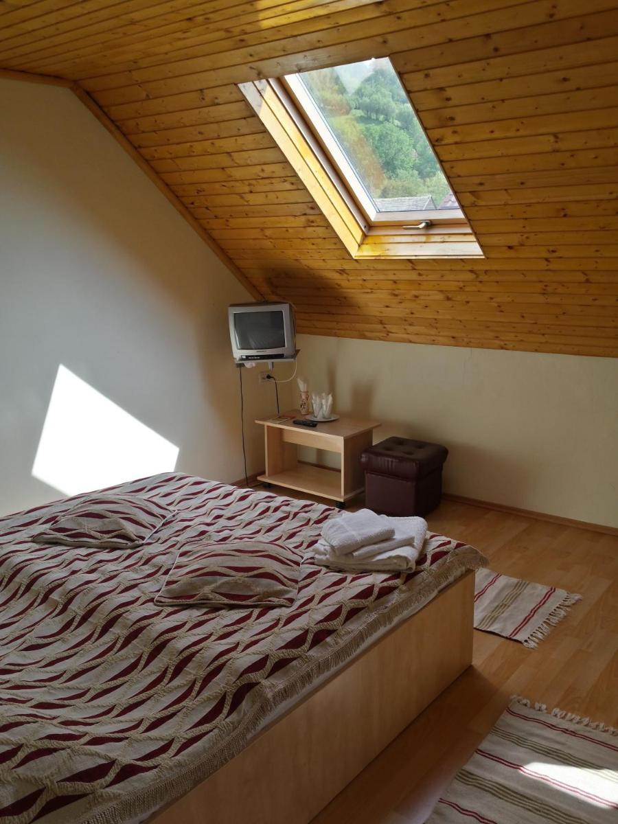 Standard Double Room - Photo 9