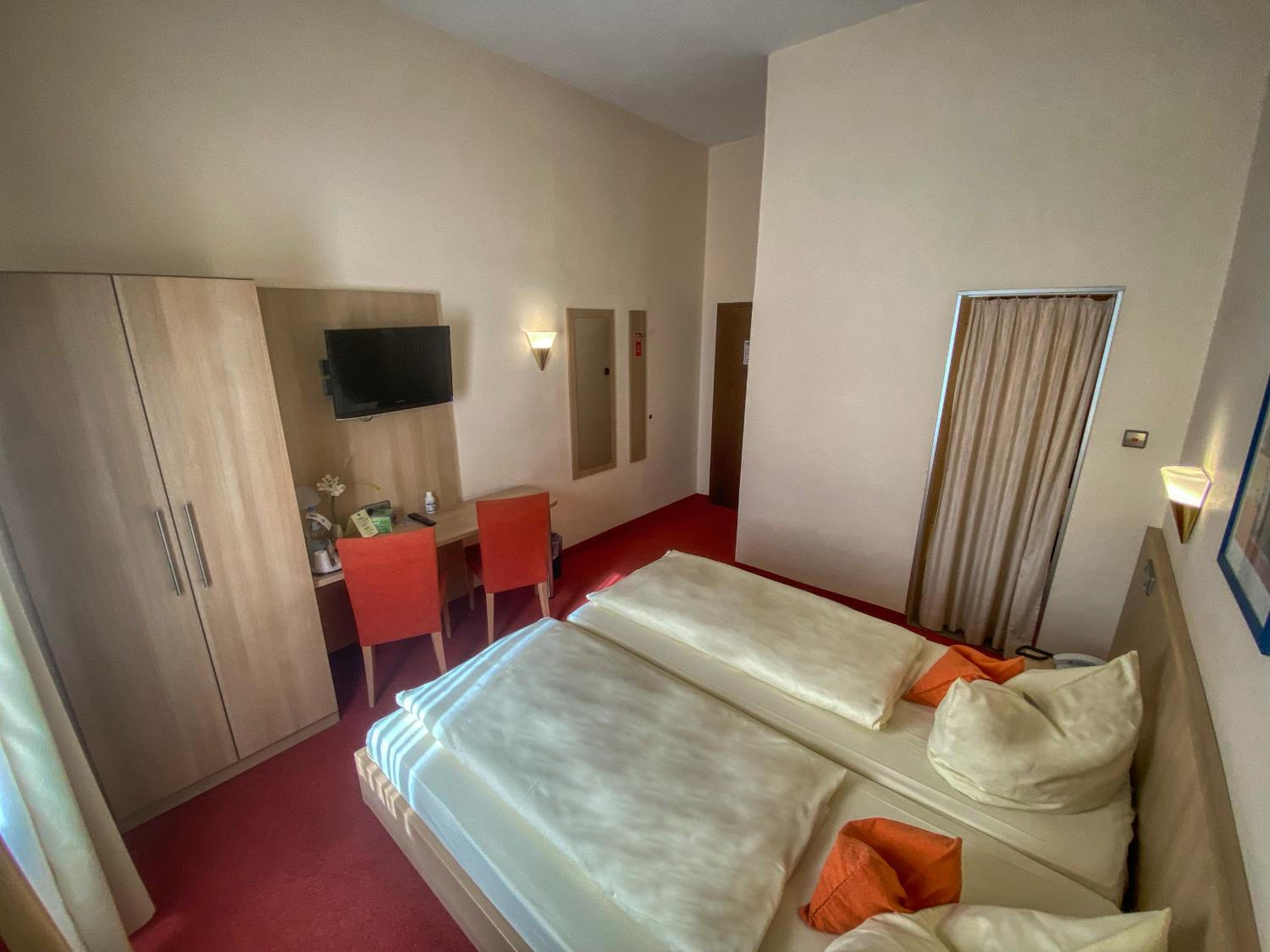 Economy Double Room - Photo 4