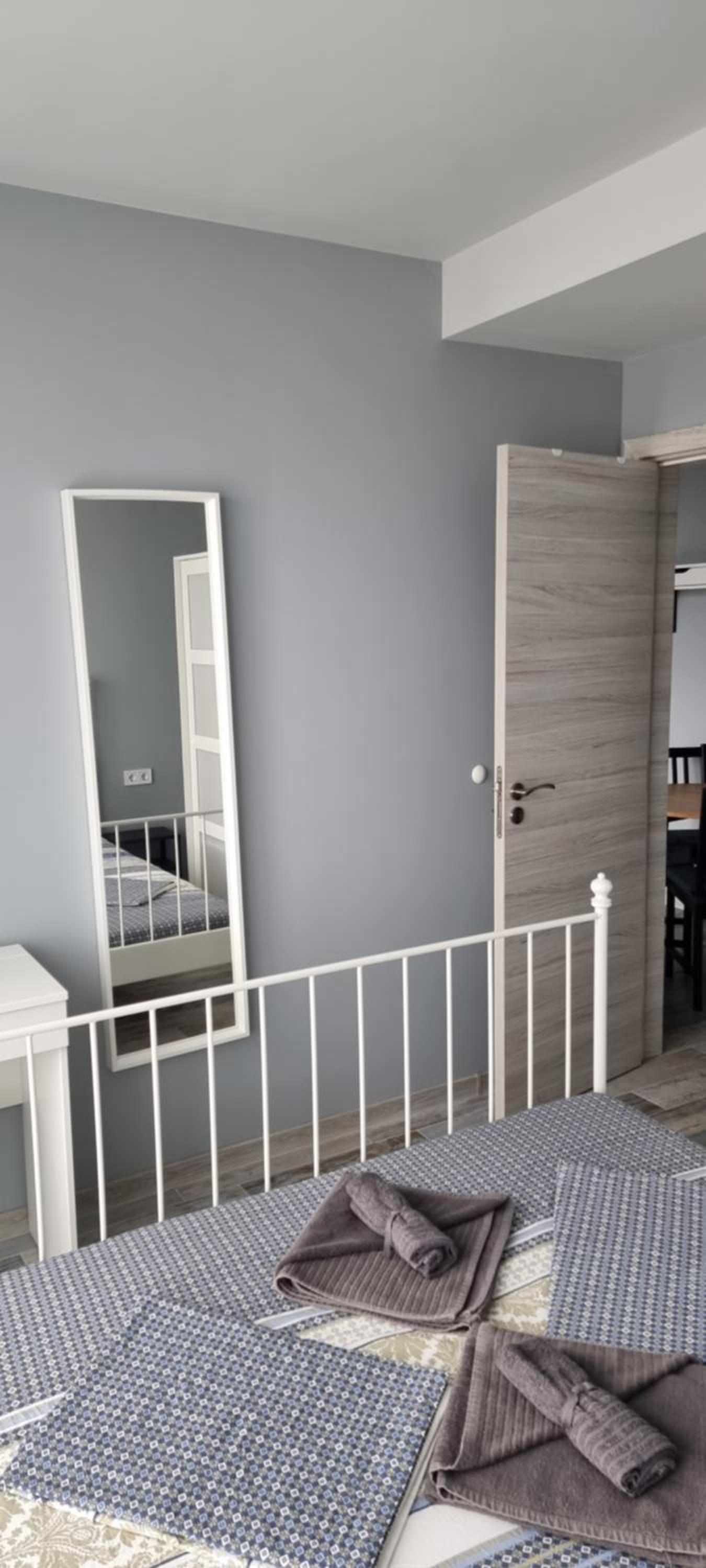 One-Bedroom Apartment photo 1
