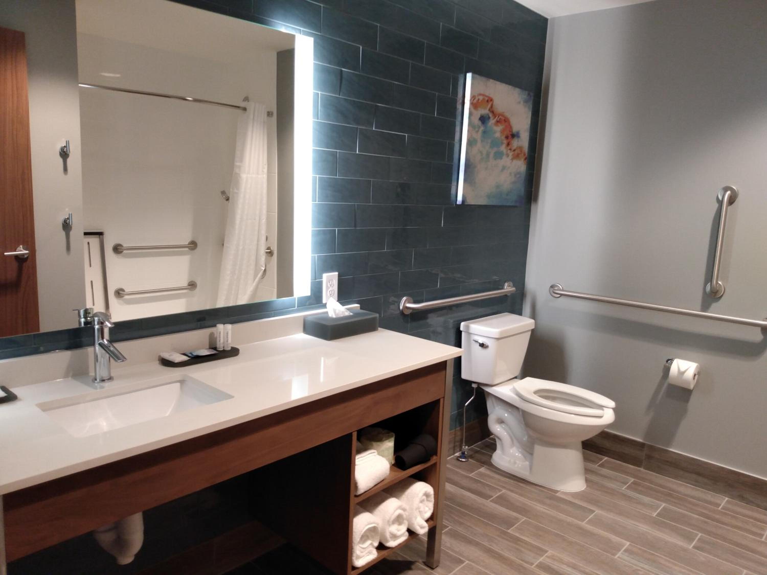 Queen Room with Two Queen Beds - Hearing Impaired Access/Non-Smoking - Photo 3