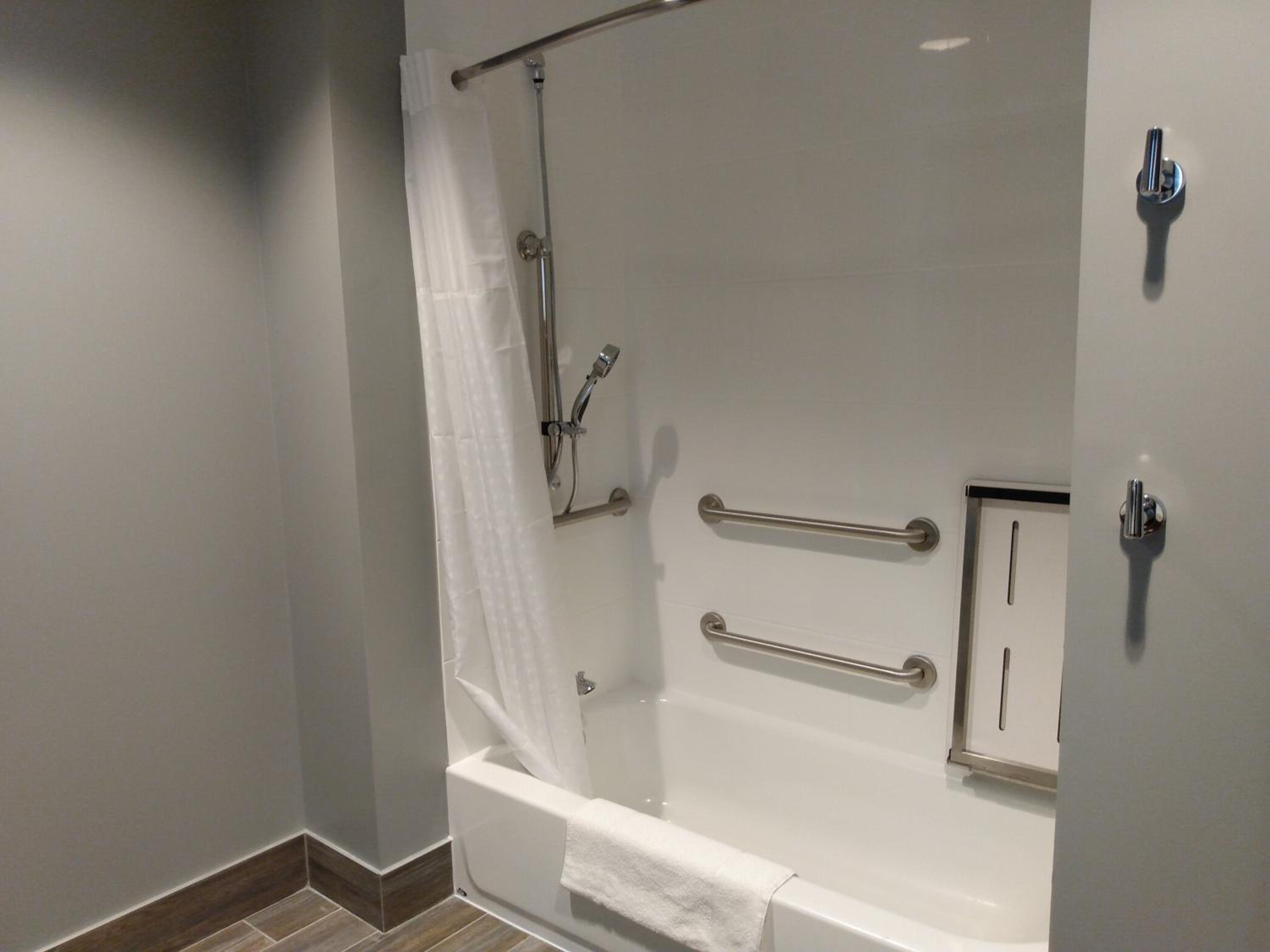 Queen Room with Two Queen Beds - Hearing Impaired Access/Non-Smoking - Photo 4