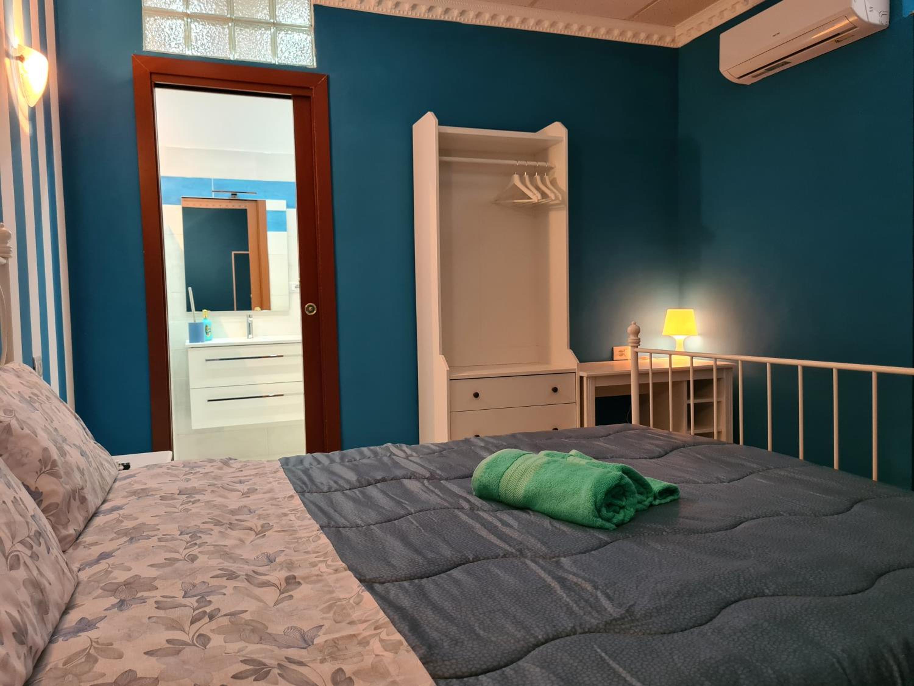 Deluxe Queen Room - Photo 8