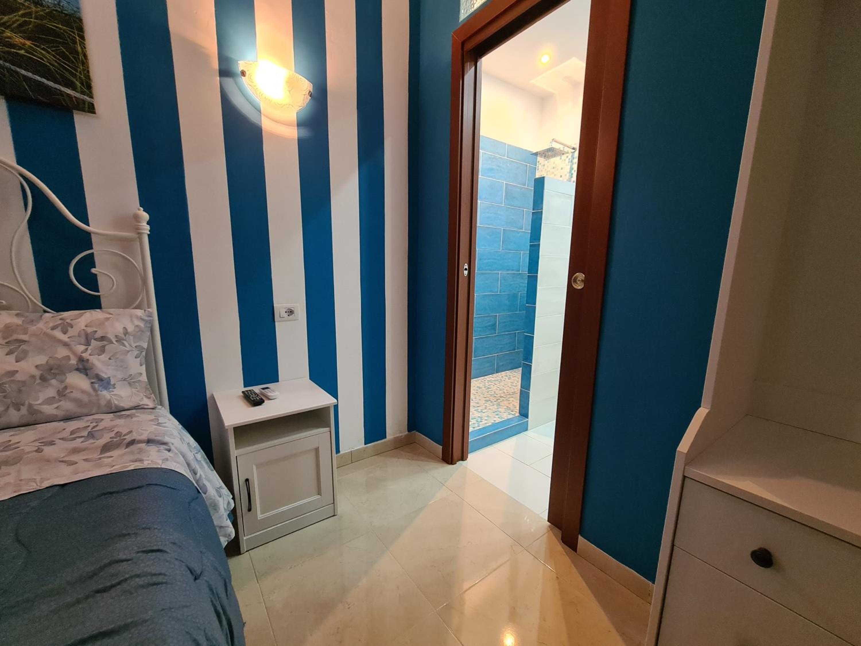 Deluxe Queen Room - Photo 1