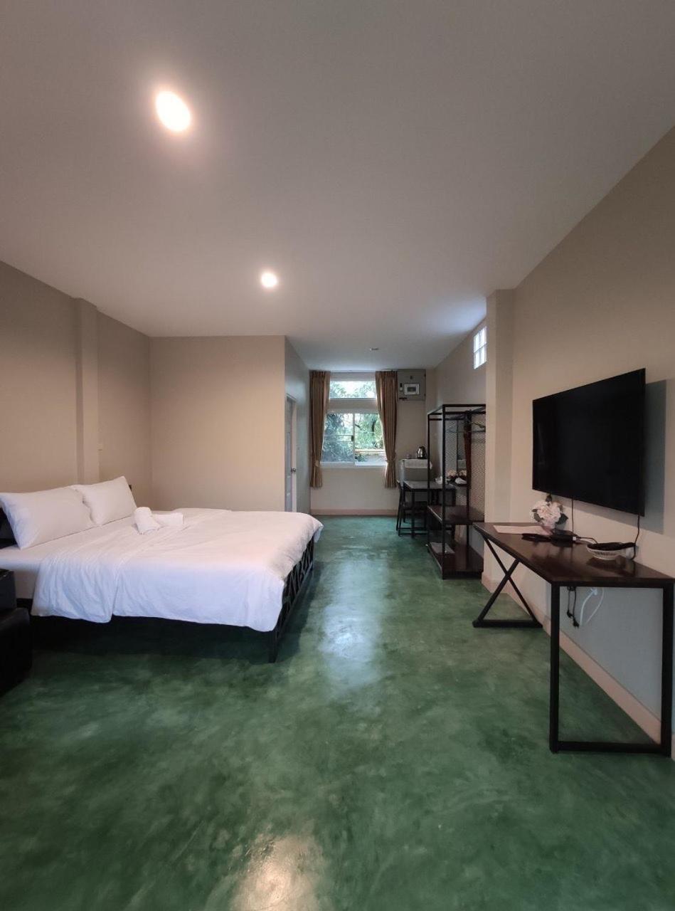 Double Room with Pool View - Photo 11