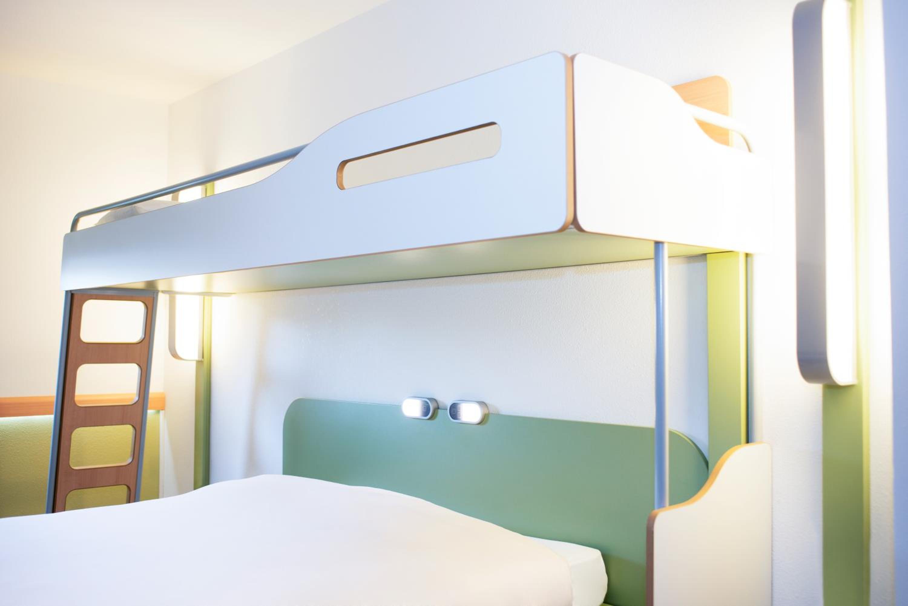 Triple Room with One Double Bed and One Bunk Bed photo 2