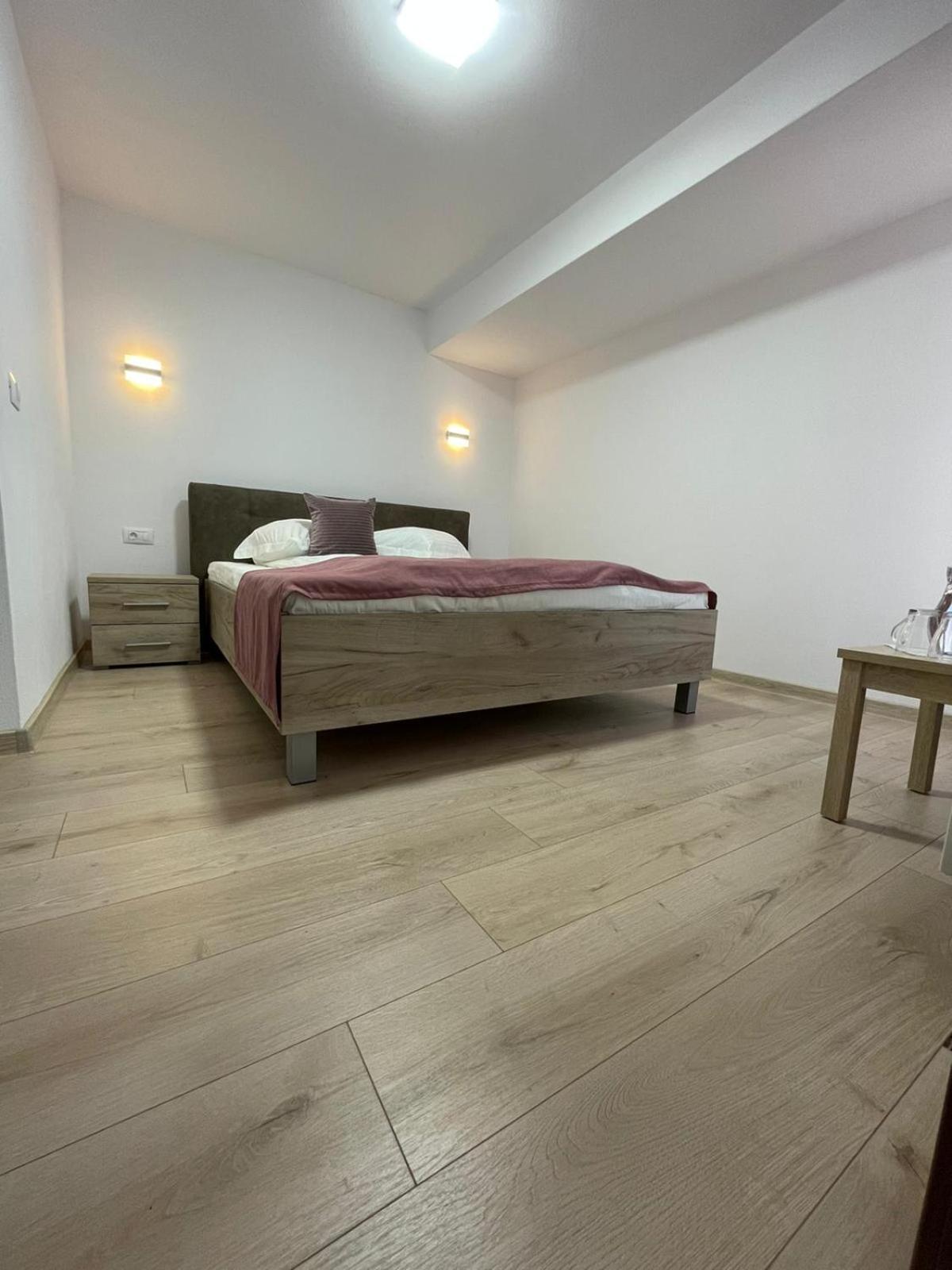 Double Room with Private Bathroom - Photo 2
