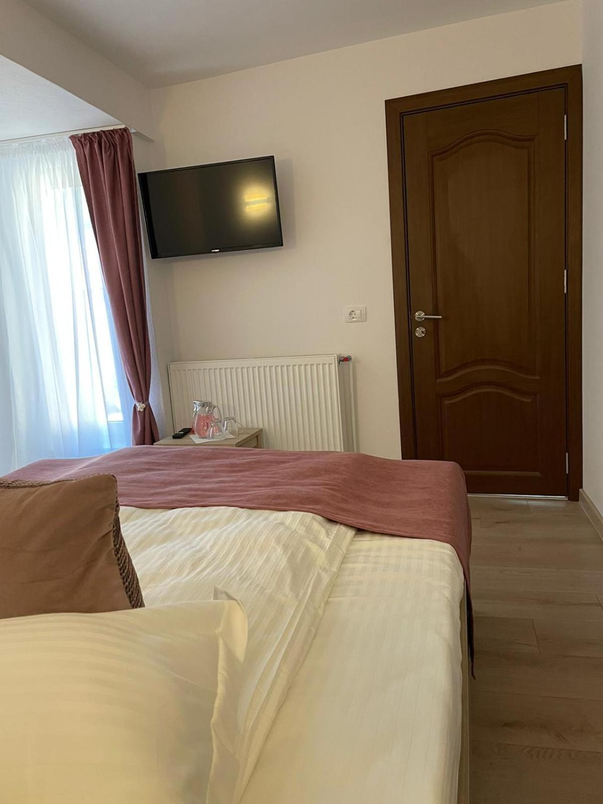Double Room with Private Bathroom - Photo 1