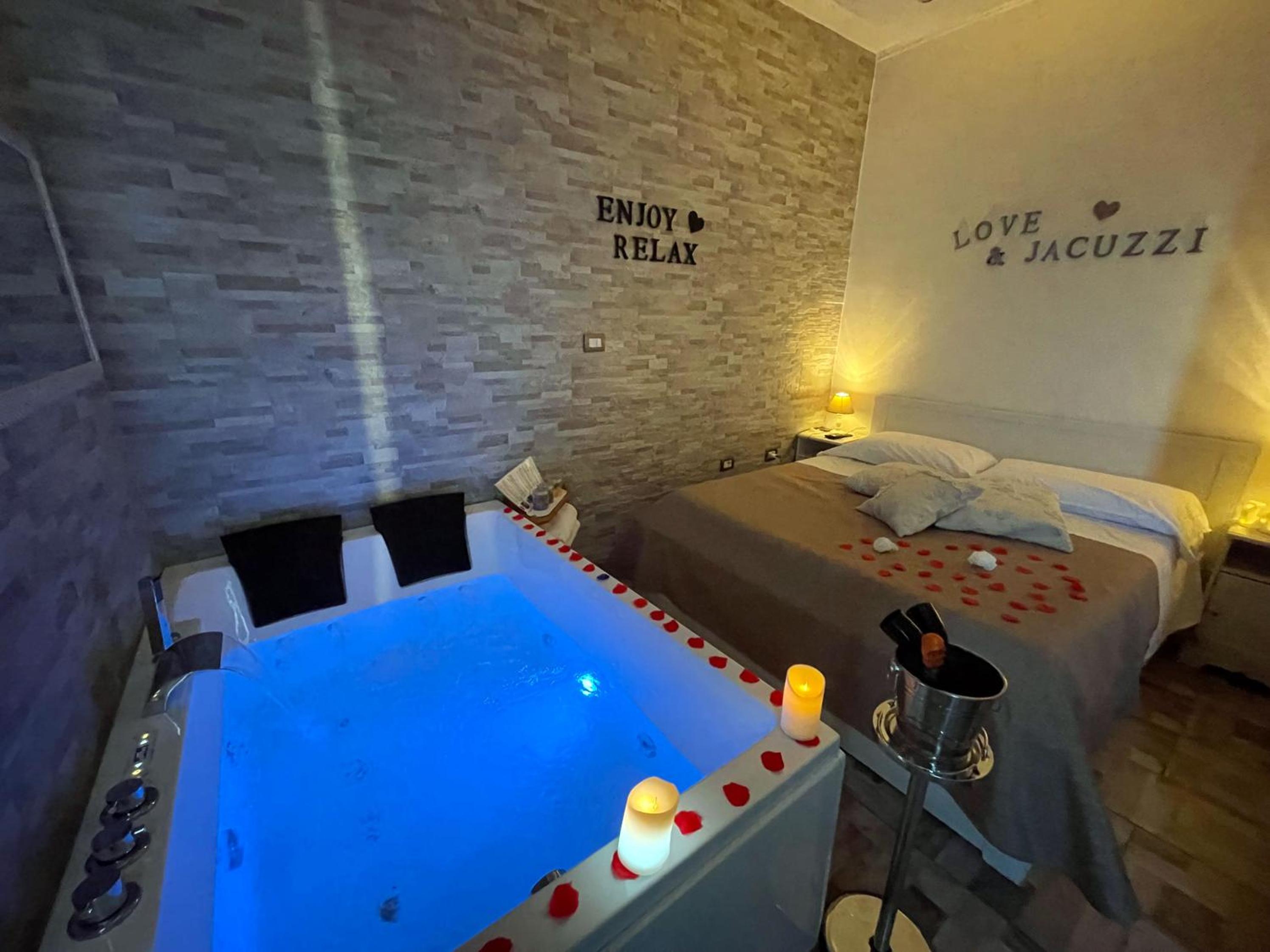 Queen Suite with Spa Bath - Photo 6