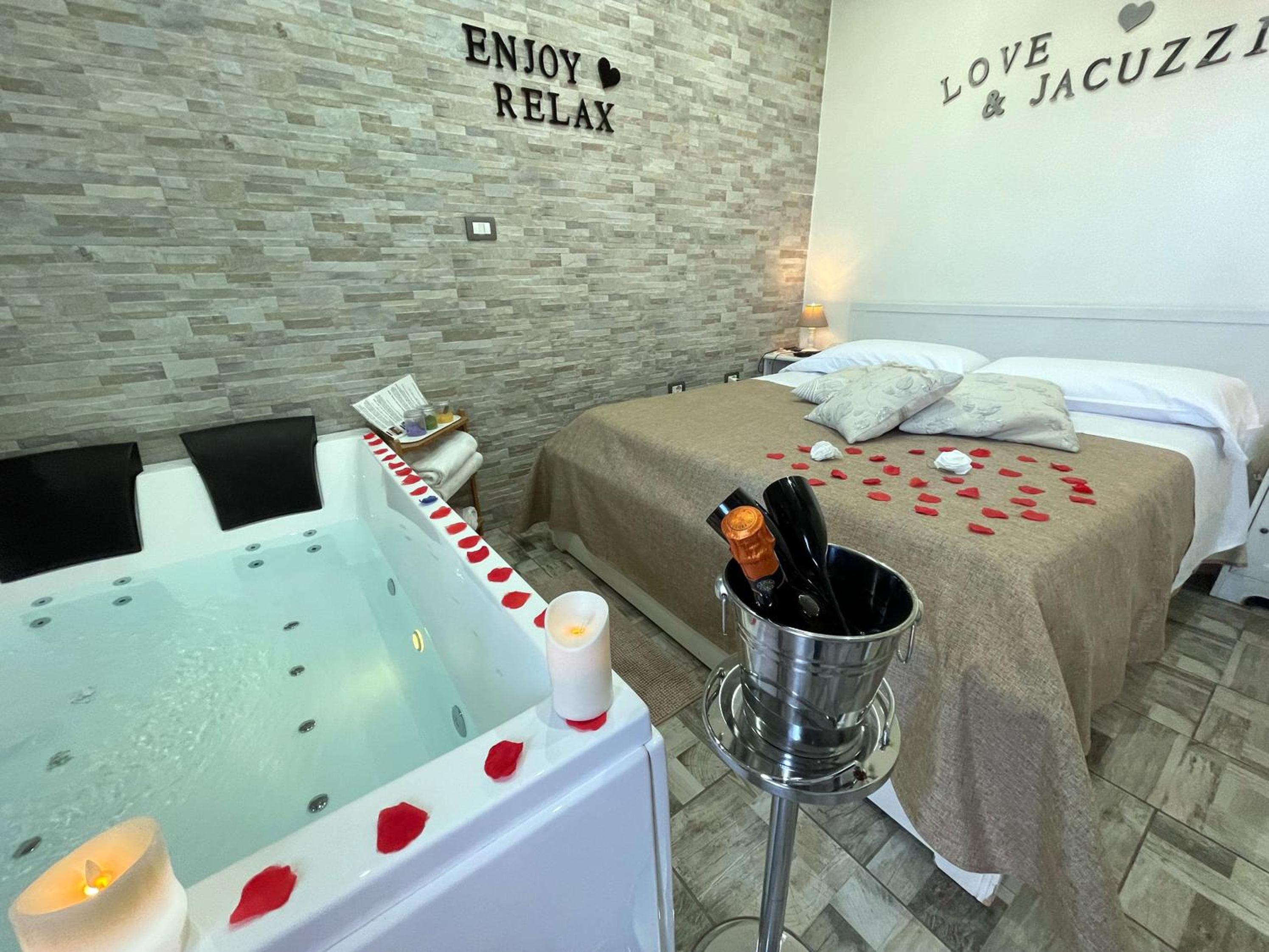 Queen Suite with Spa Bath - Photo 3
