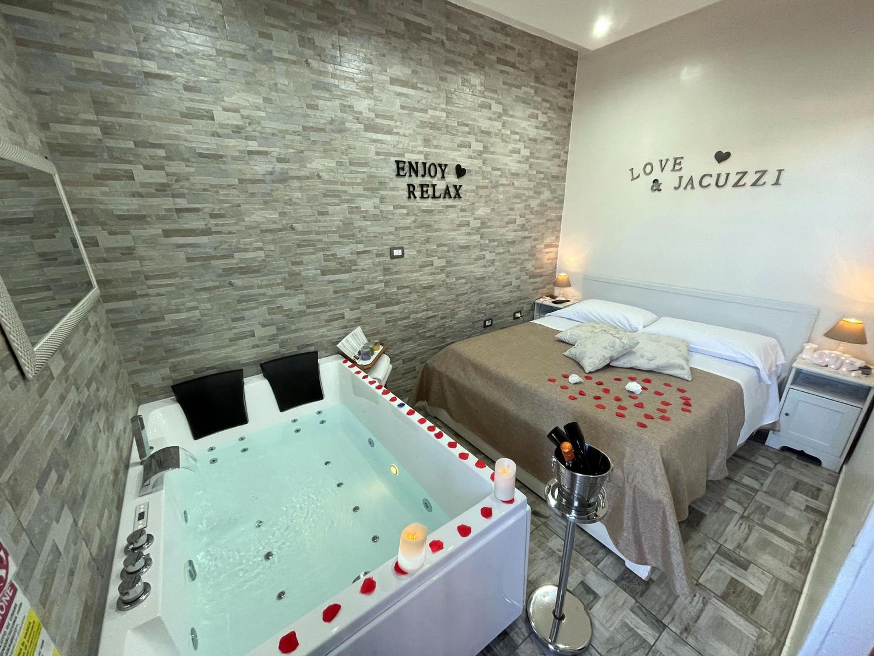 Queen Suite with Spa Bath - Photo 2