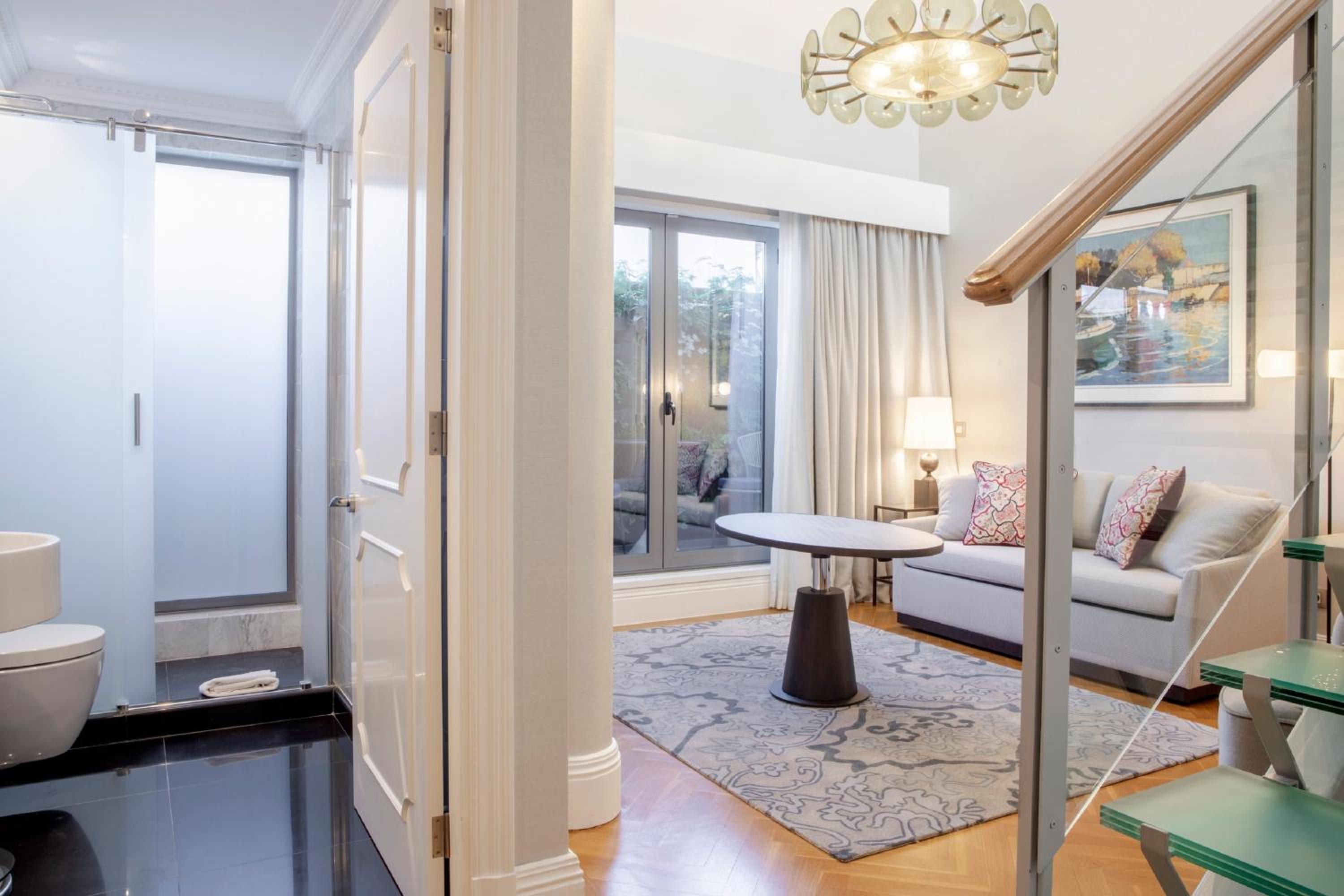 2 Story Suite