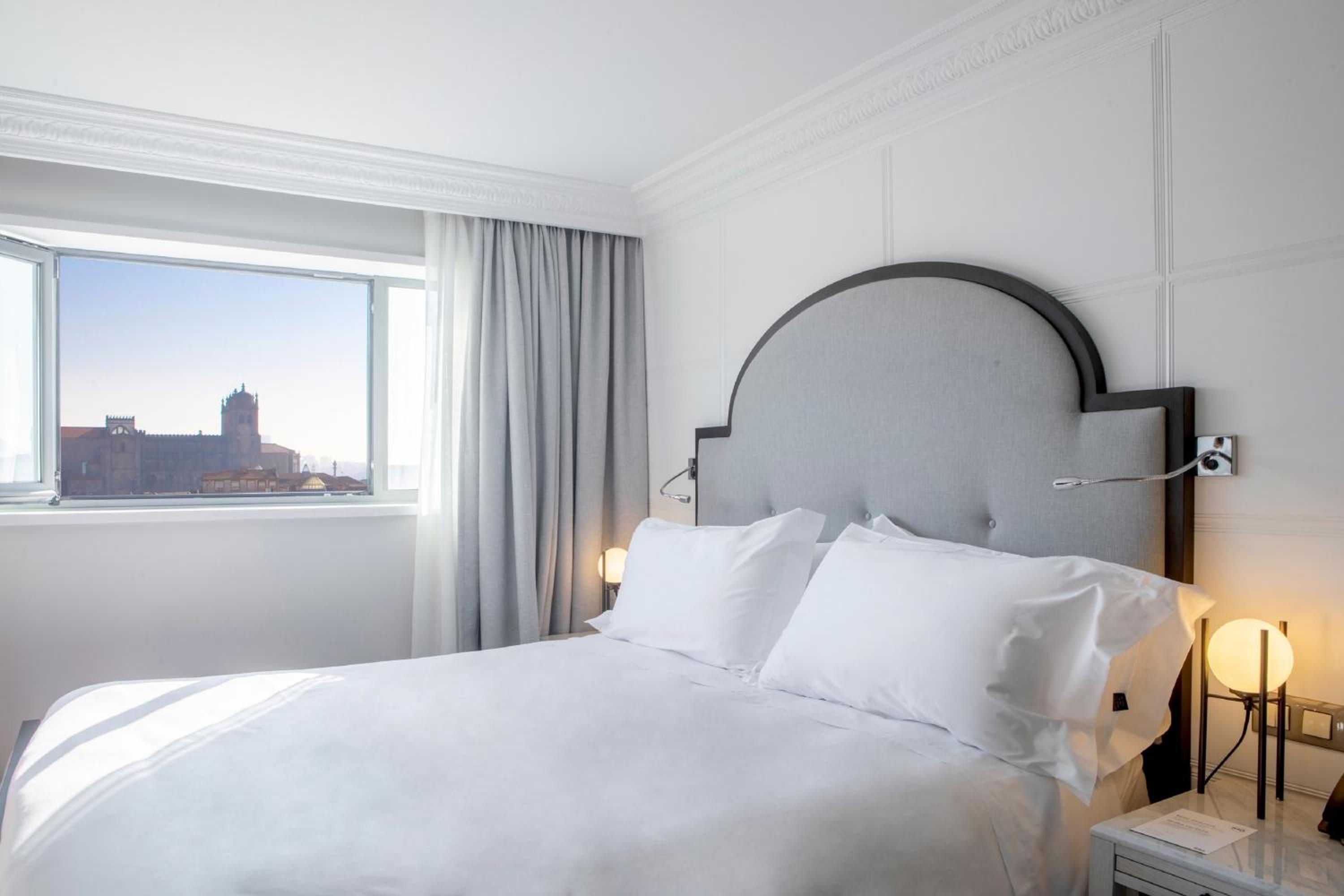 Classic King Room with Cathedral View - Photo 3