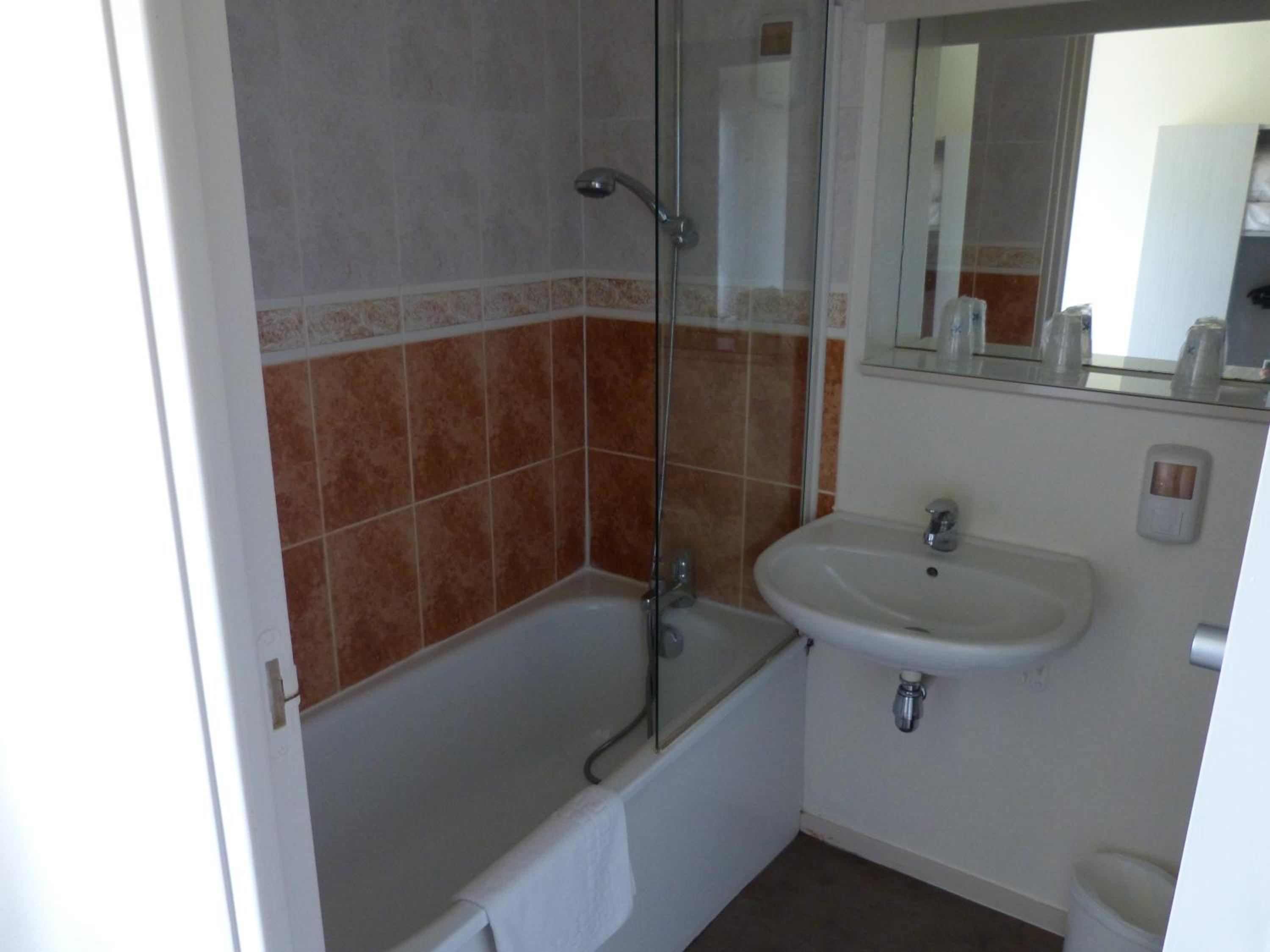 Standard Double Room 1 or 2 people - Photo 8