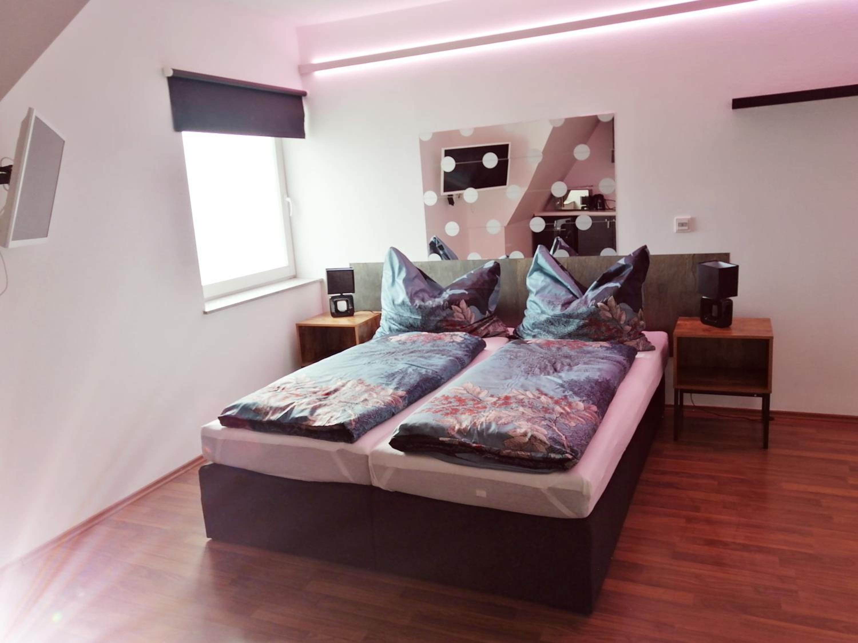Budget Double Room - Photo 17