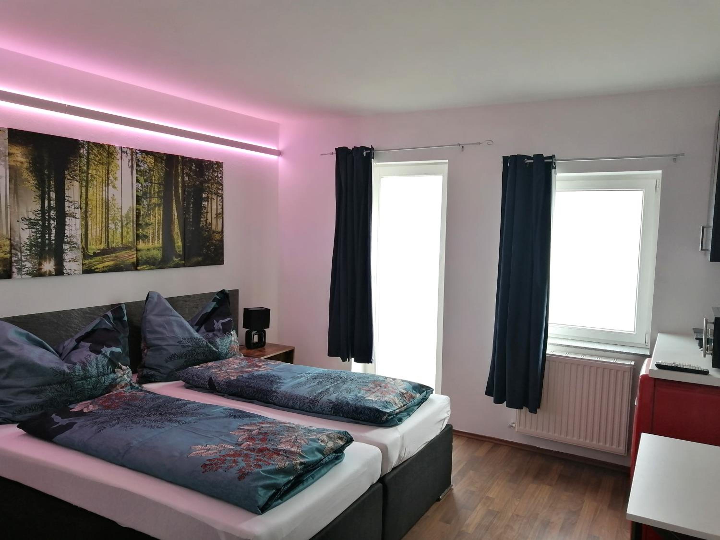 Budget Double Room - Photo 11