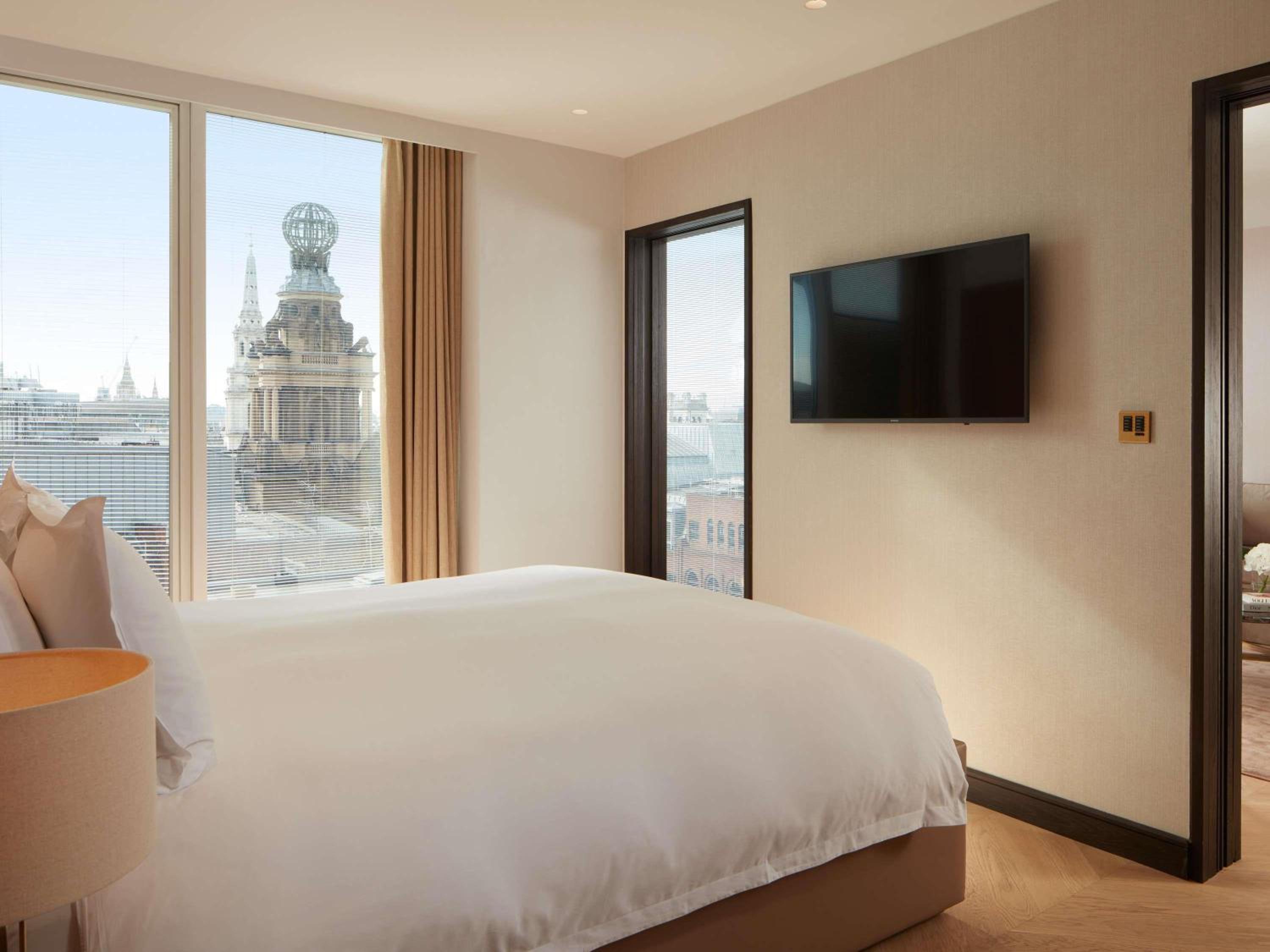 One-Bedroom Suite with City View photo 1