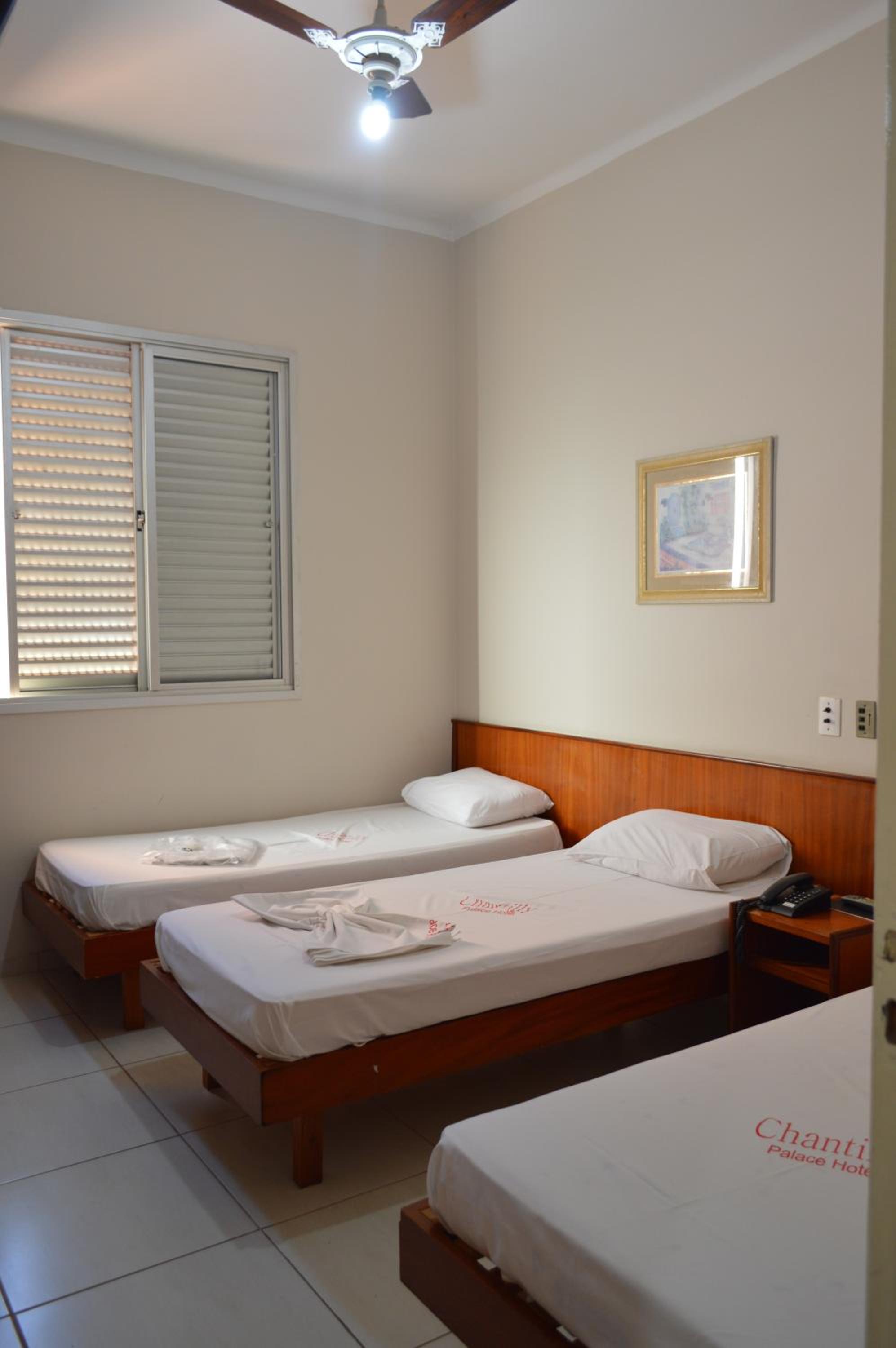 Quarto Triplo com cama de casal e 1 de solteiro ou 3 de solteiro photo 1