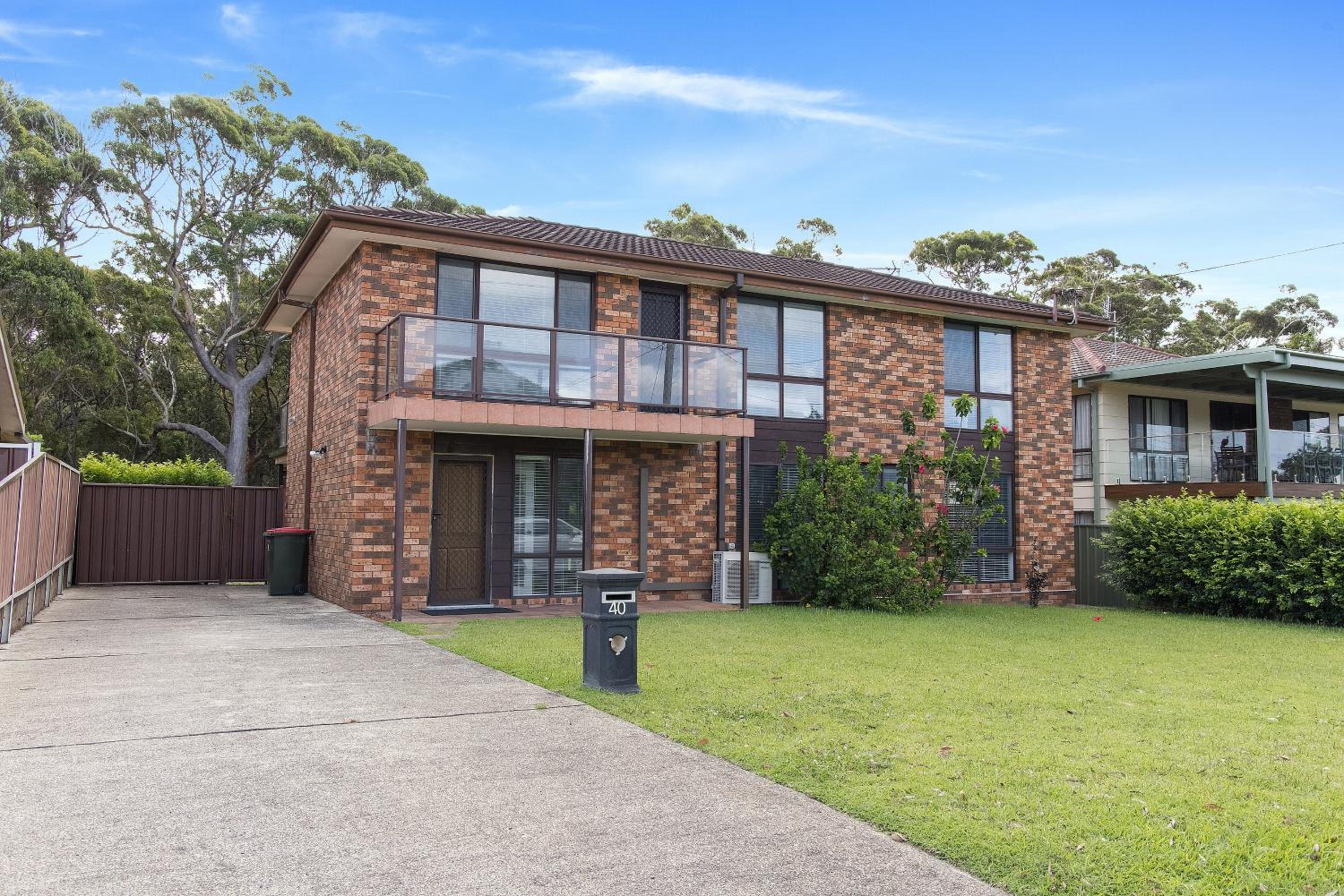 Five-Bedroom House photo 3