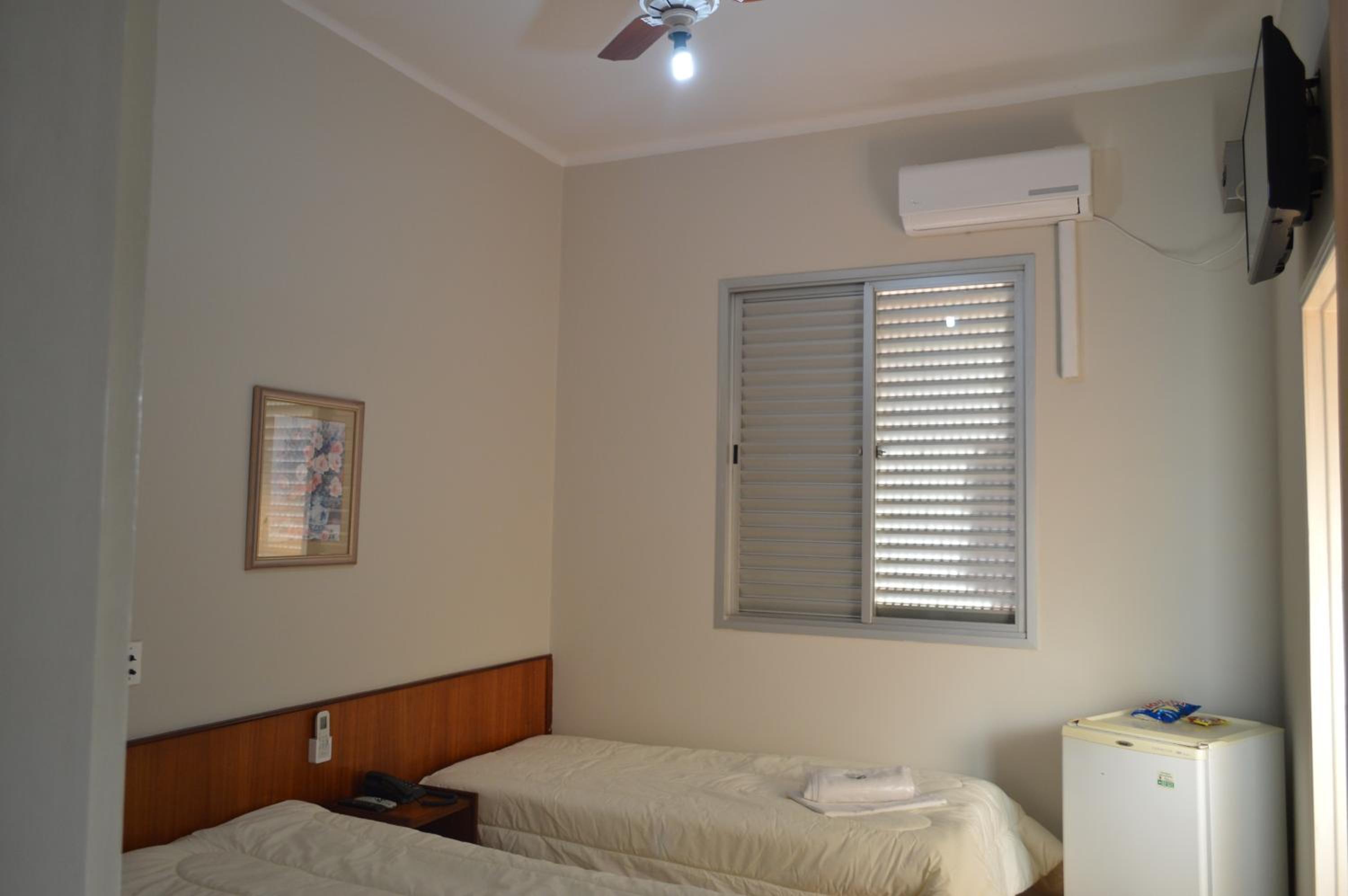 Quarto Duplo com Cama de Casal ou 2 de Solteiro com Banheiro Externo Compartilhado photo 2