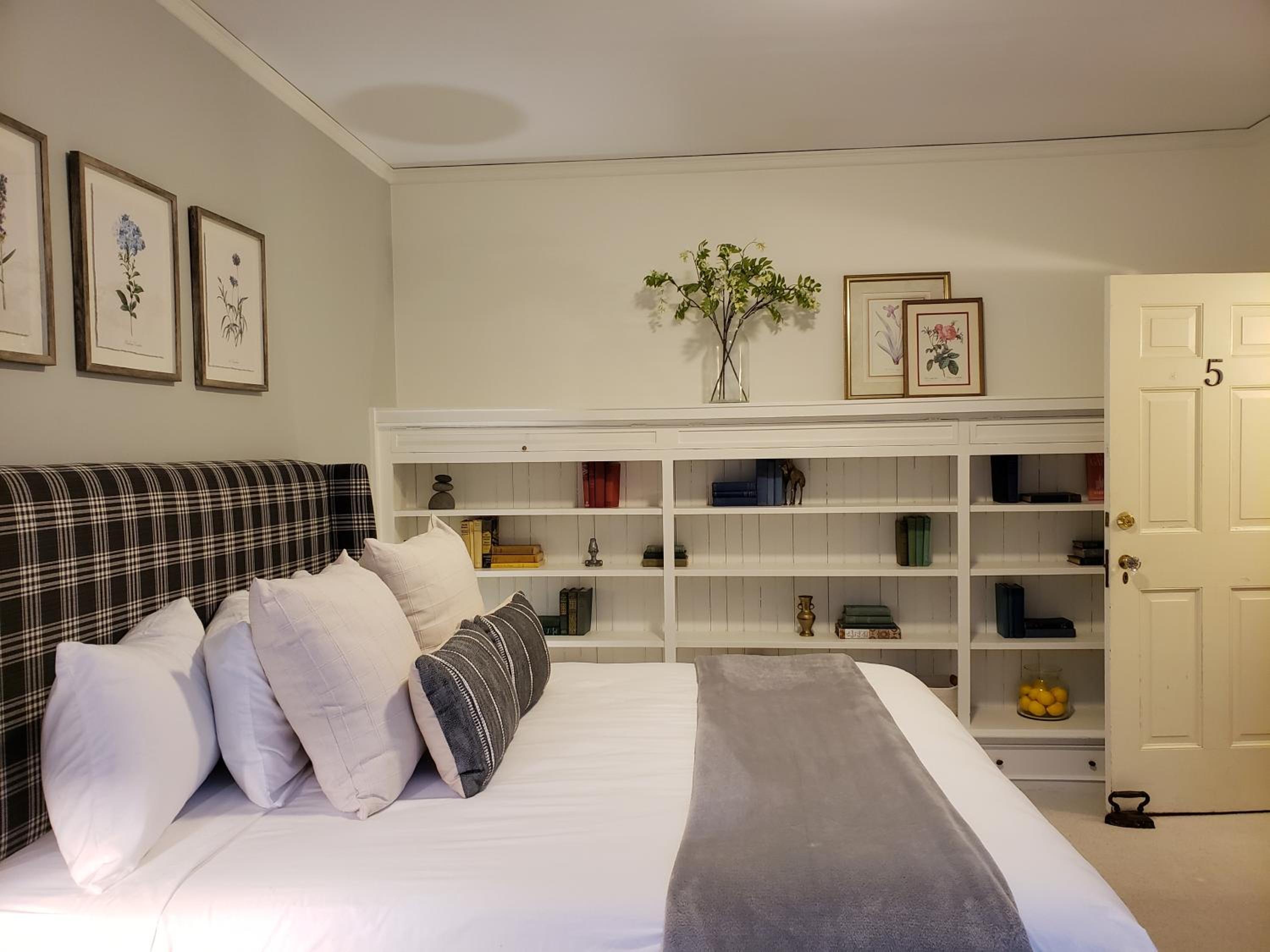 King Room with Detached Private Bathroom photo 2