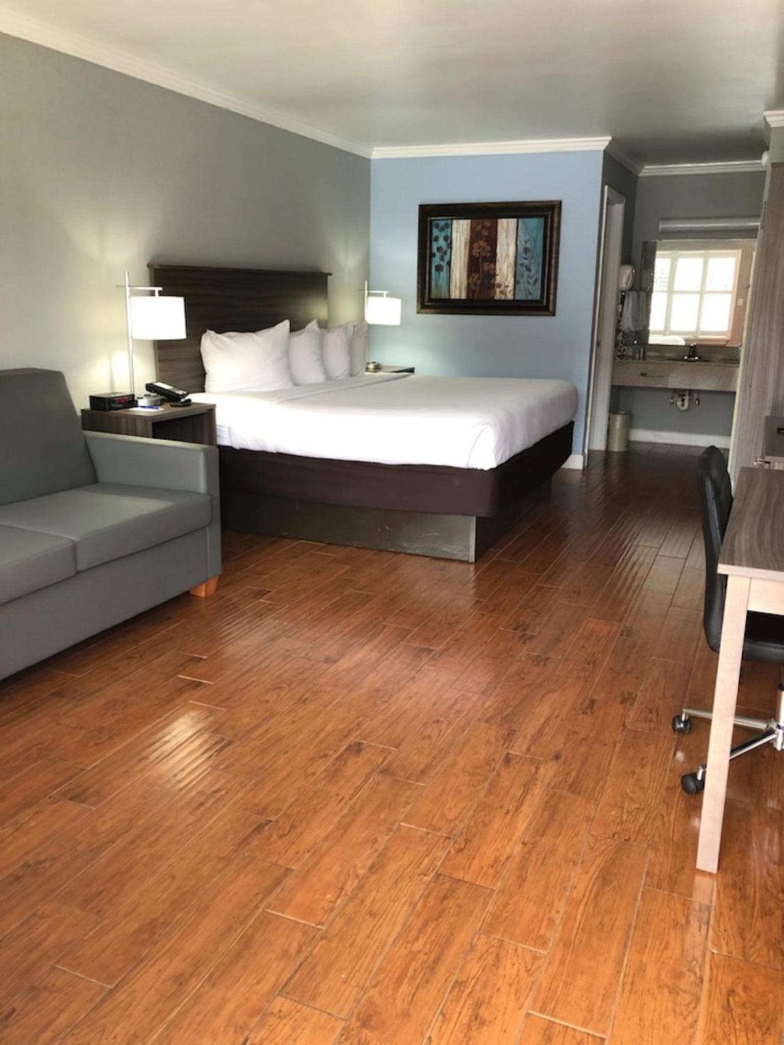 King Room with Sofa Bed - Photo 1