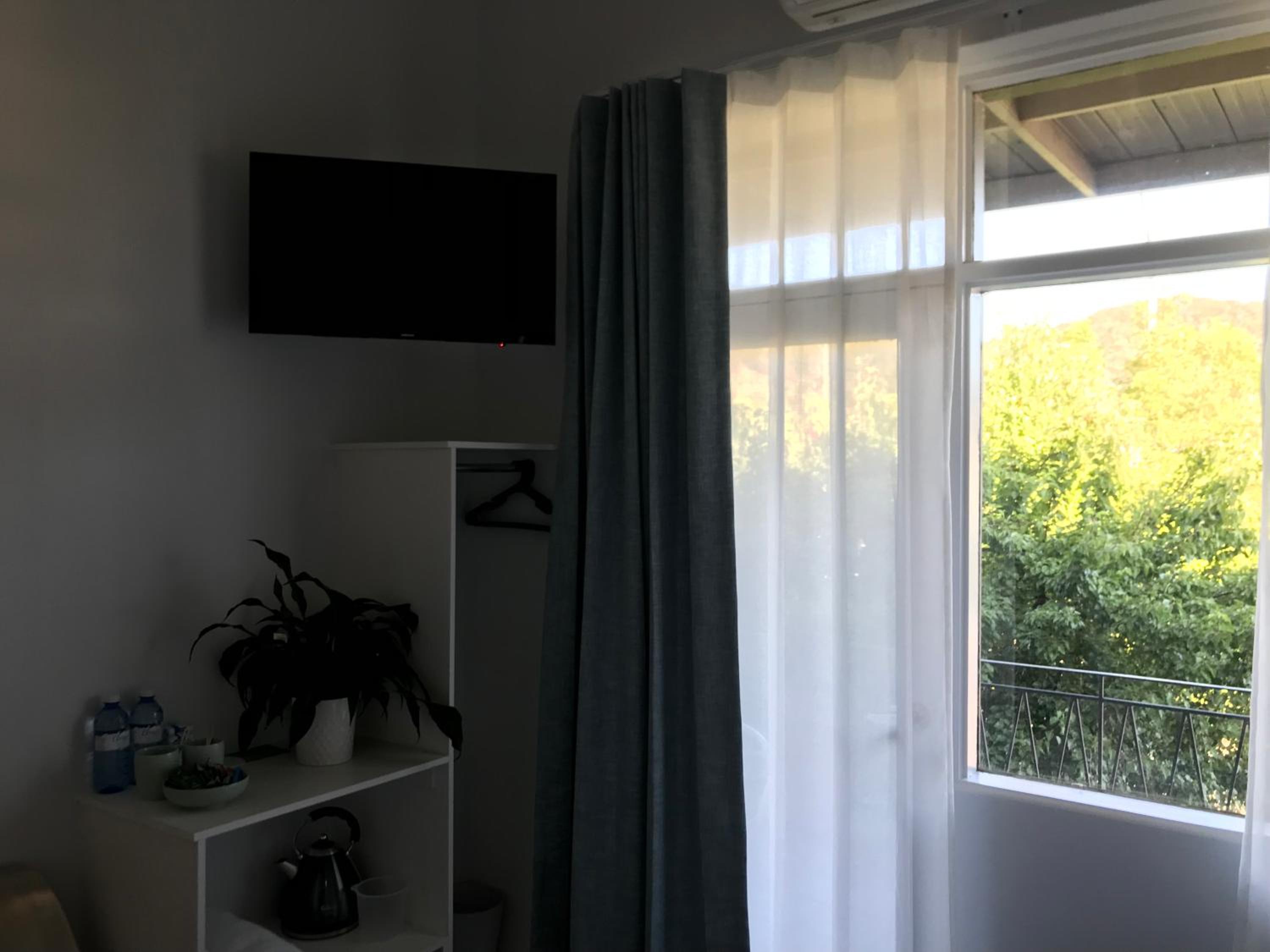 Queen Room with Balcony - Photo 3