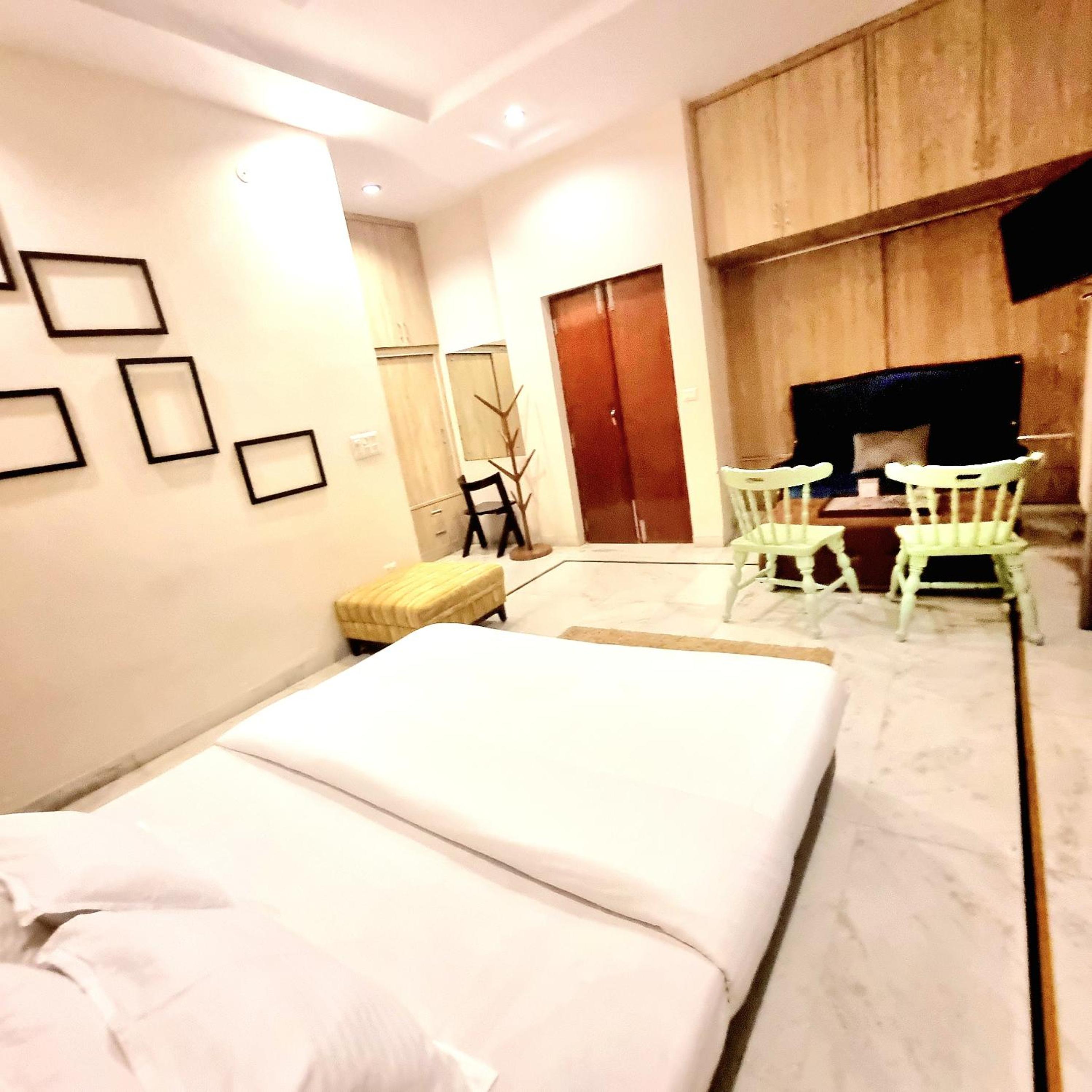 King Studio with Sofa Bed - Photo 20