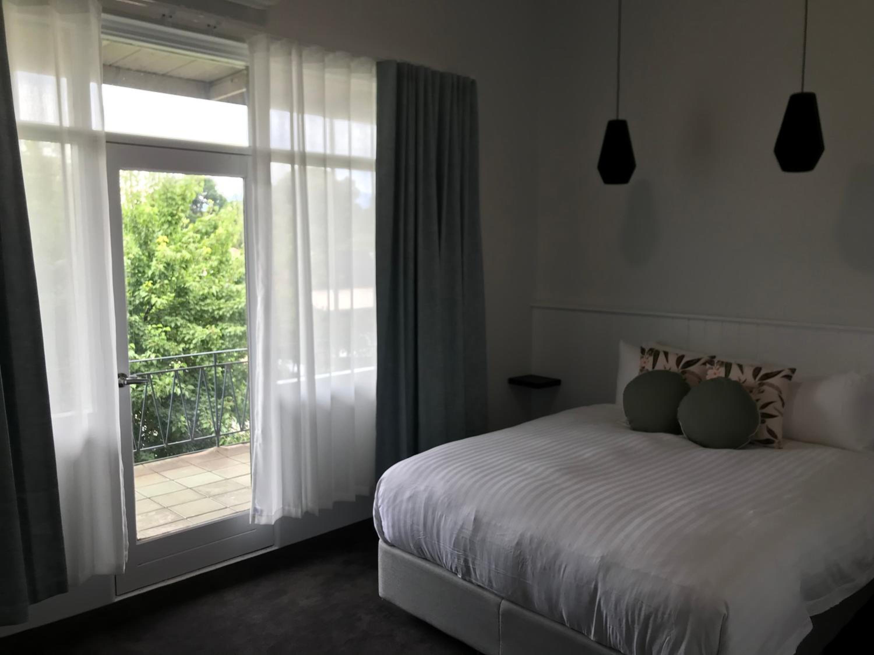 Queen Room with Balcony - Photo 4