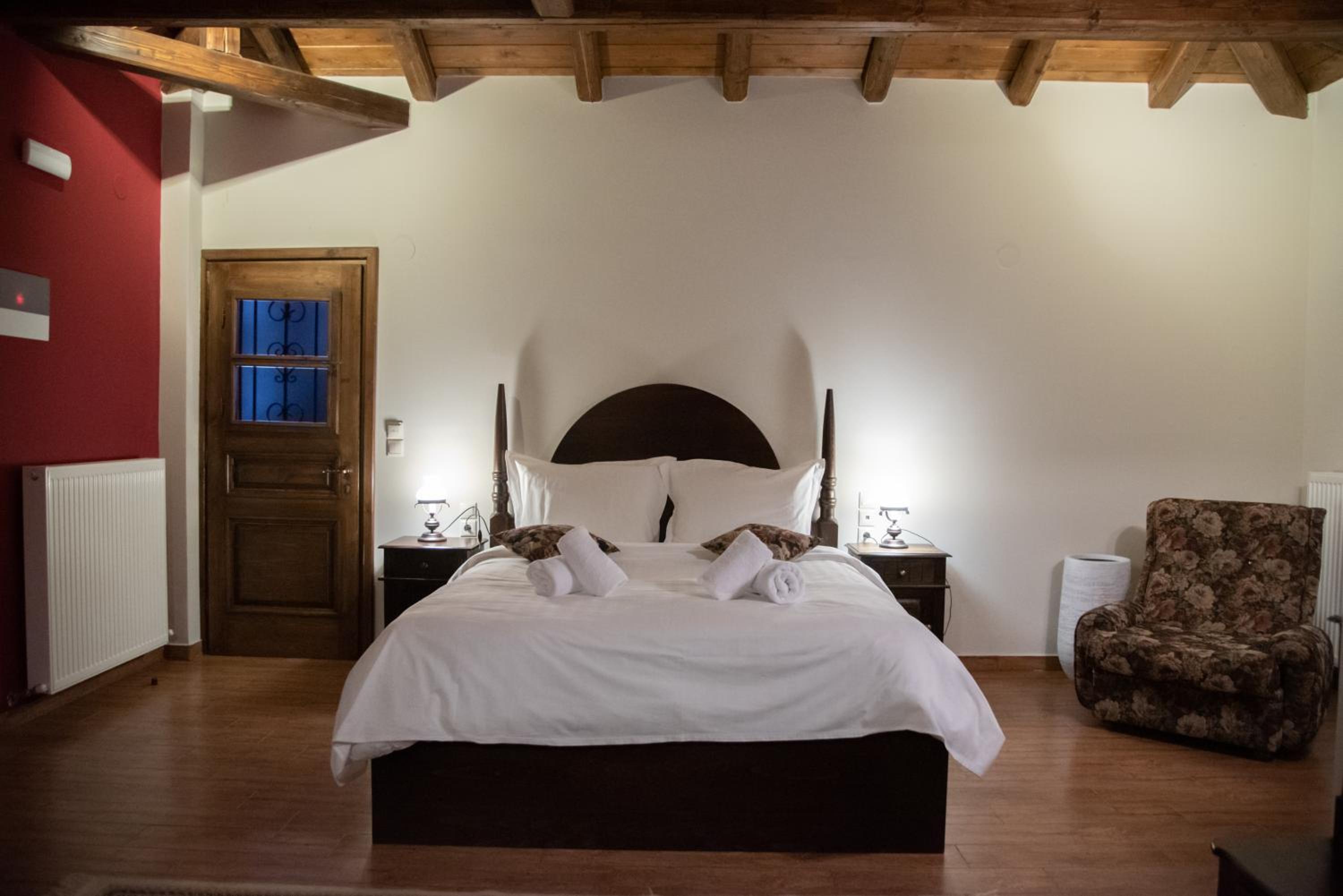 Deluxe King Suite photo 1