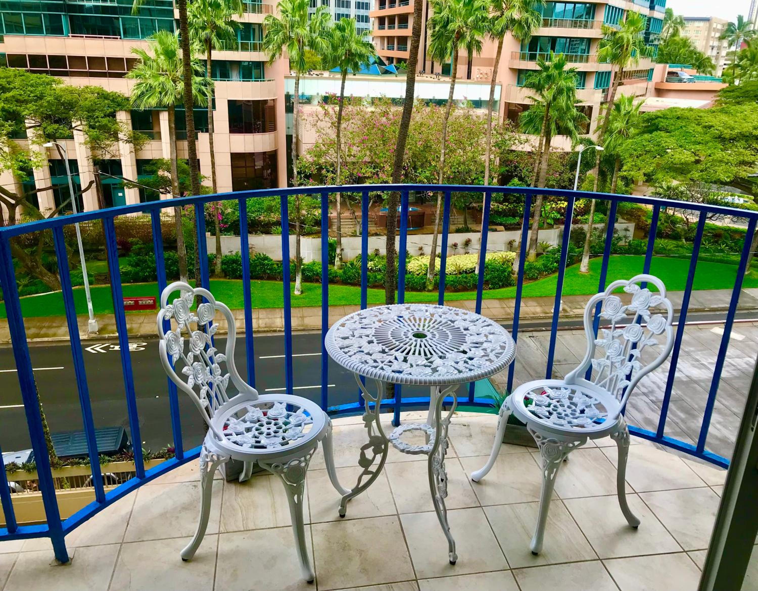 WAIKIKI 2 BEDROOMS, 1 BATH, FREE PARKING, SLEEP 6: Apartment with Pool View photo