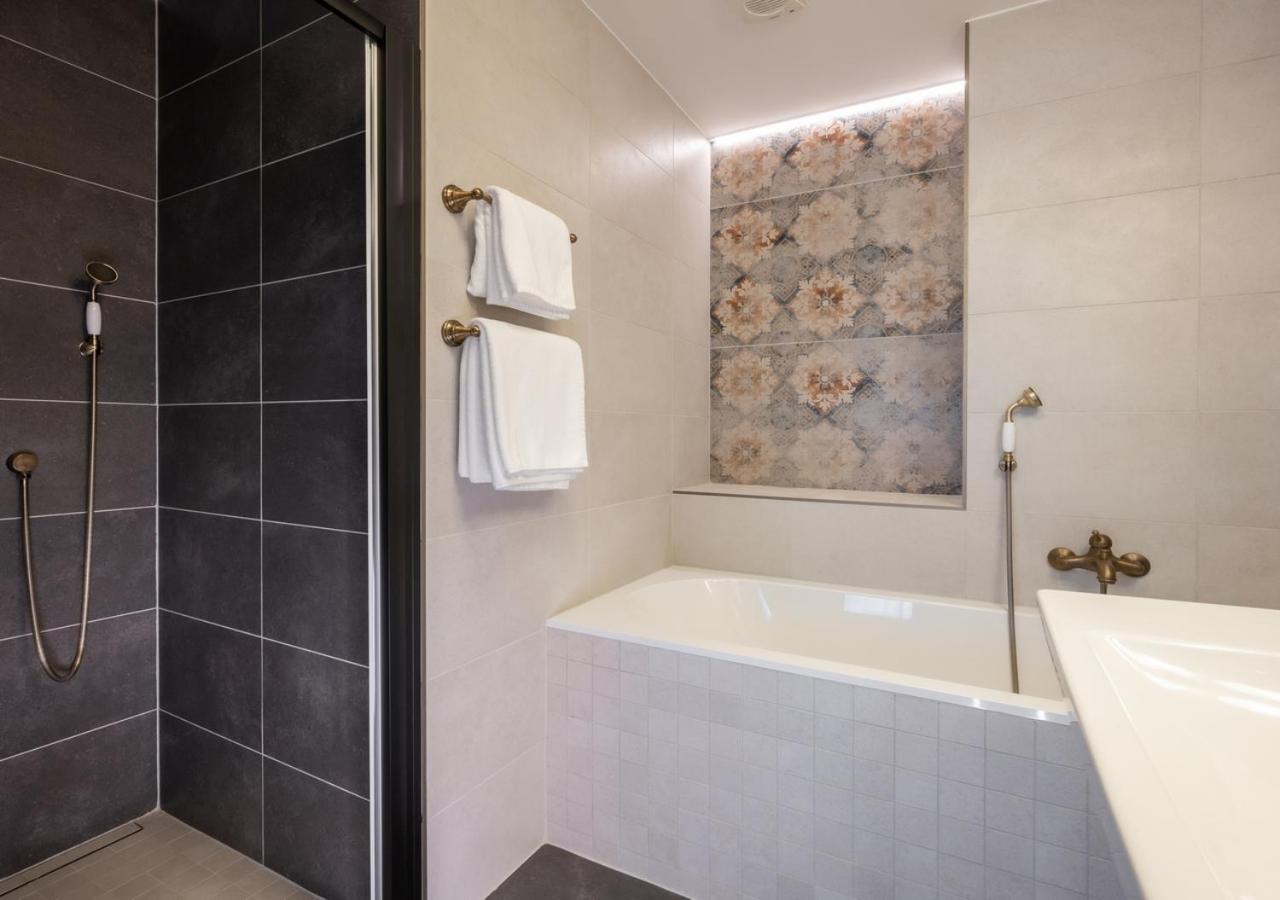 Executive Suite with Balcony and Spa Access photo 3
