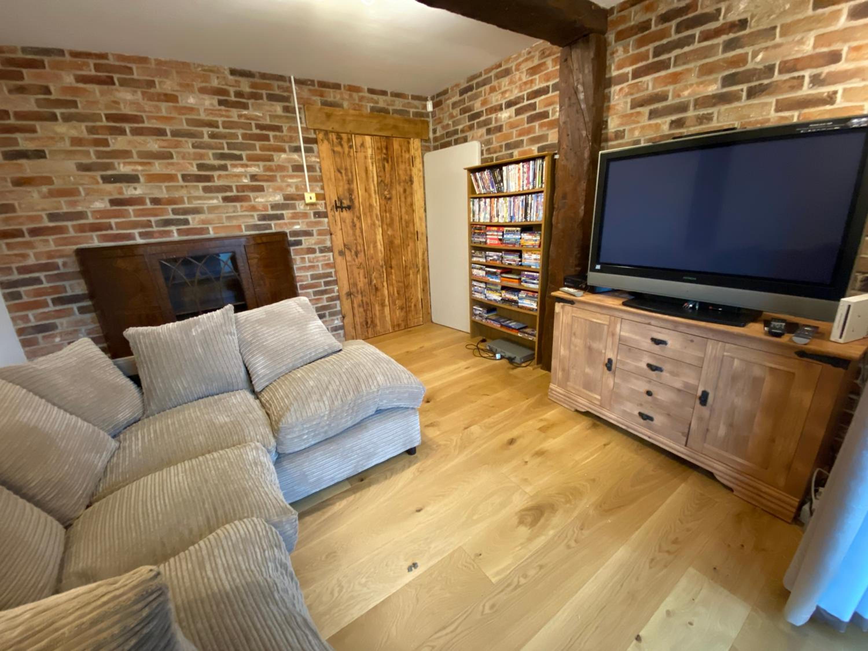 Five-Bedroom House photo 1