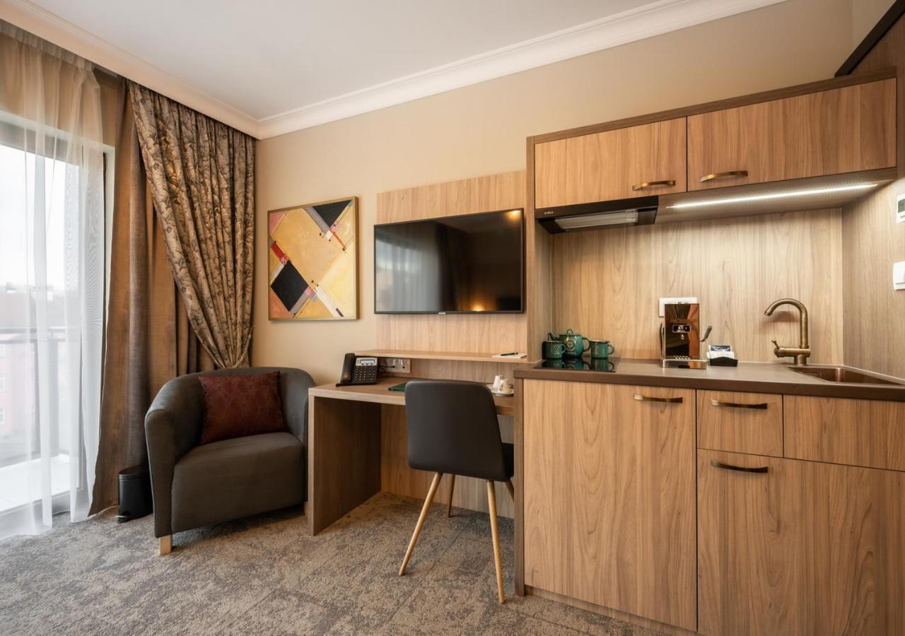 Executive Suite with Balcony and Spa Access photo 2
