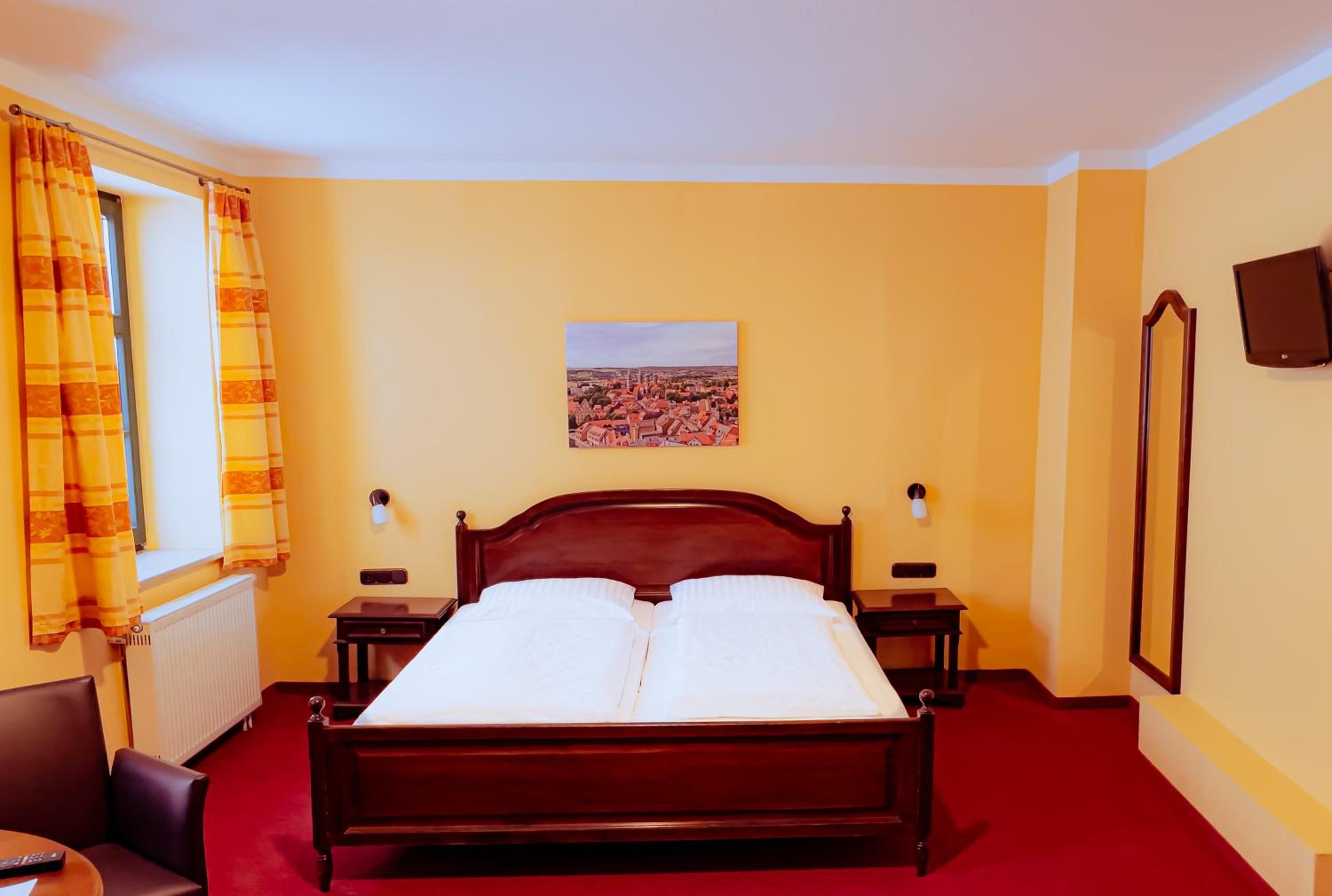 Large Double Room - Photo 1