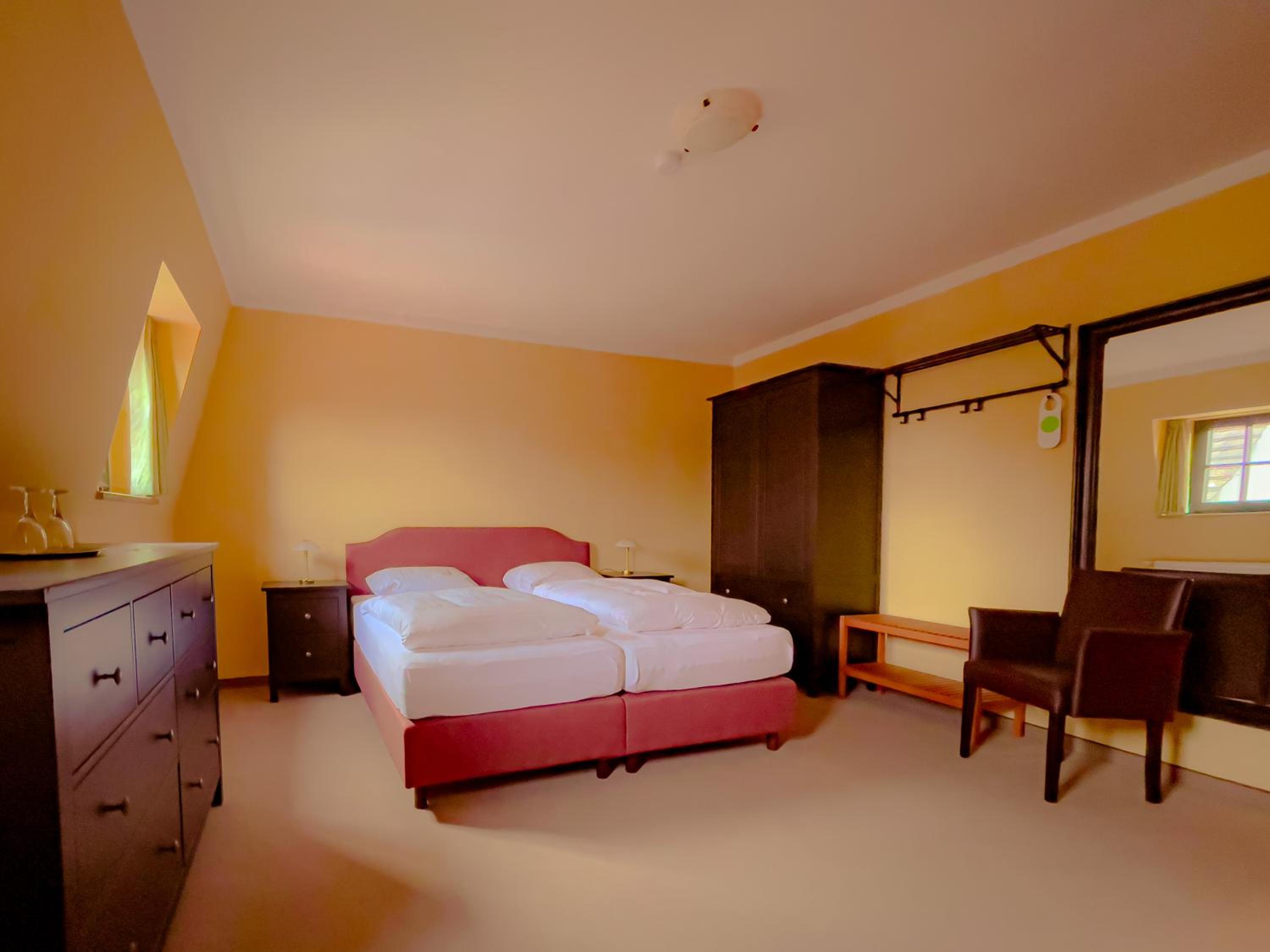 Large Double Room - Photo 4