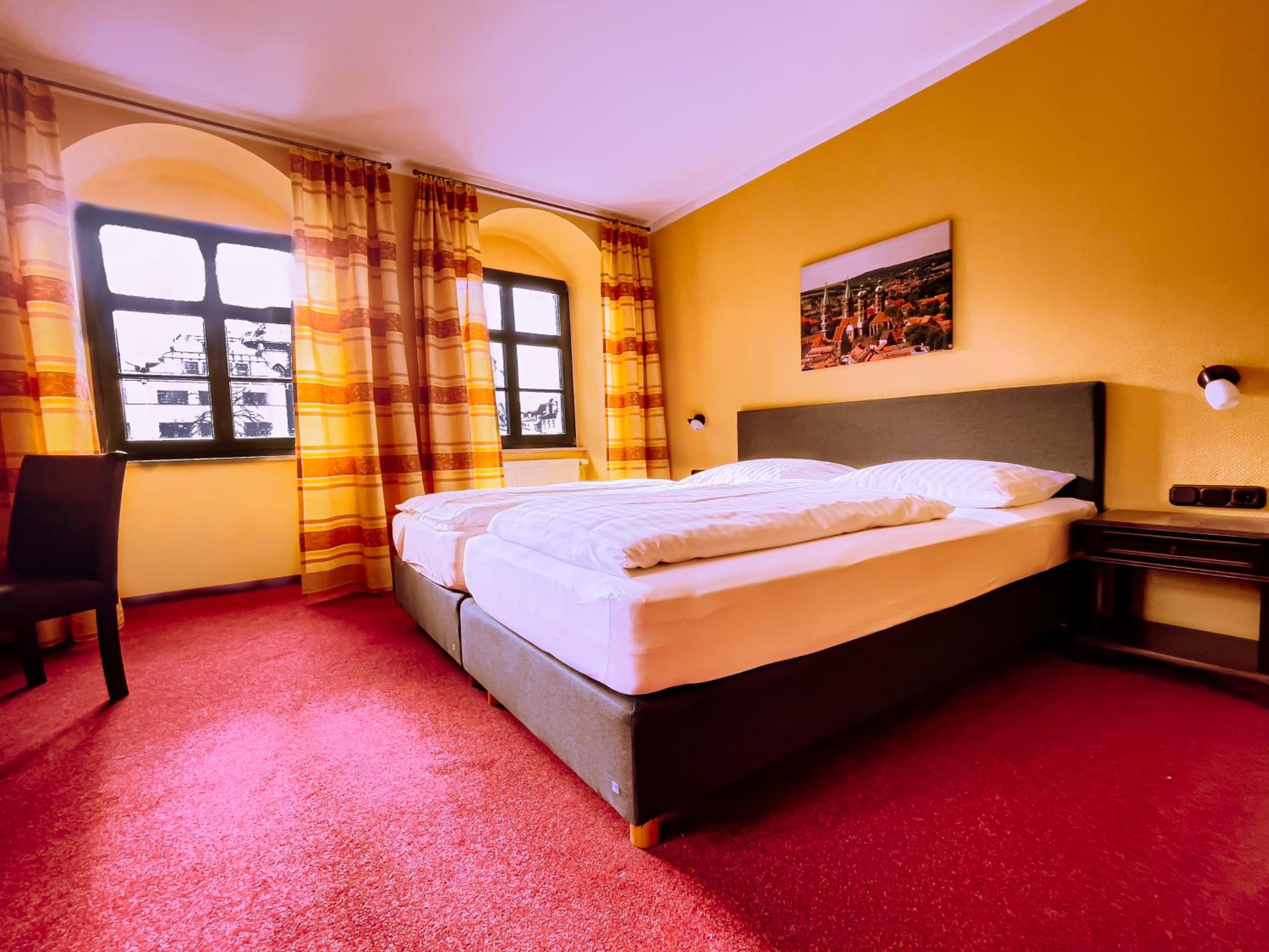 Large Double Room - Photo 5
