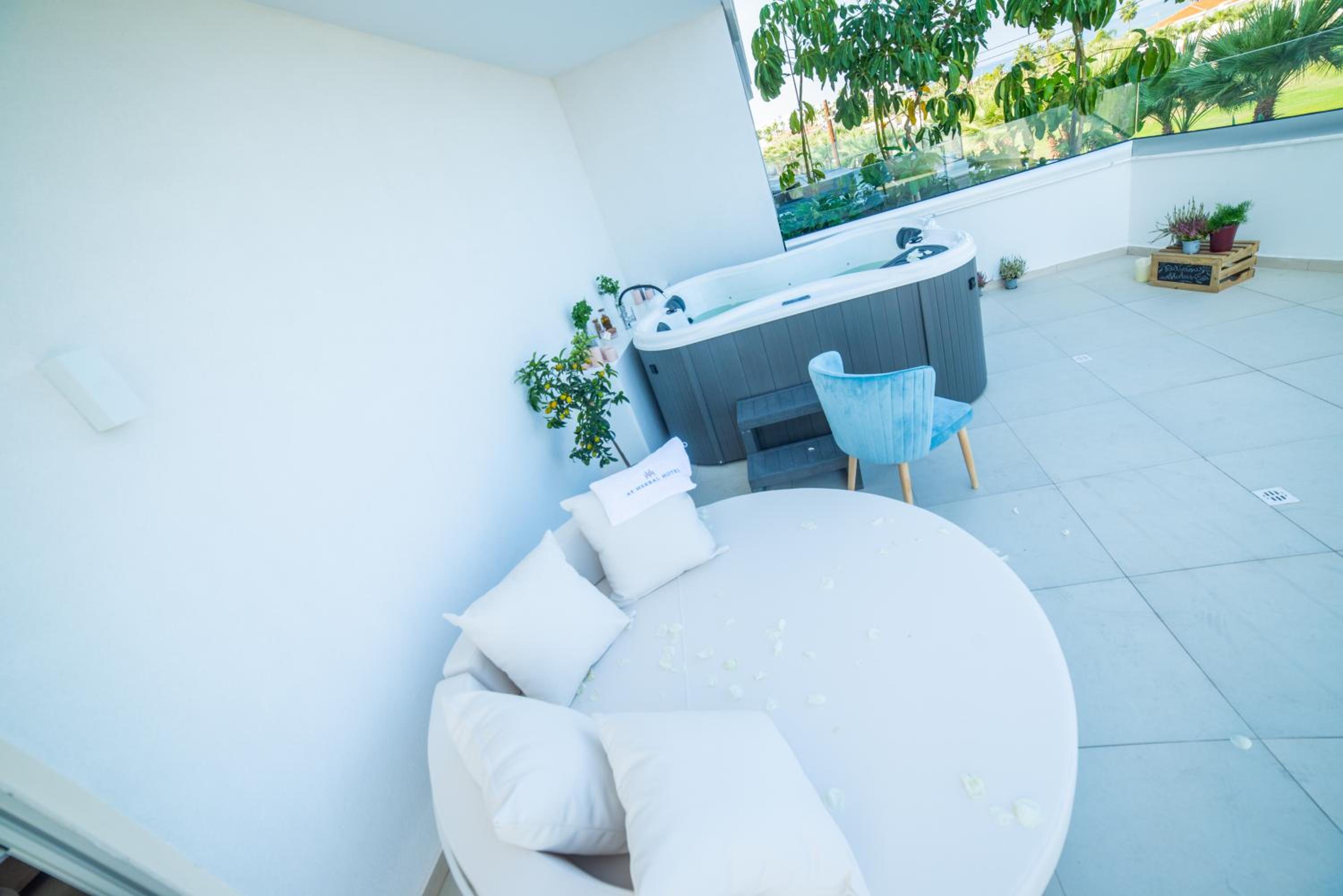 Junior Sea View Suite with Jacuzzi - Photo 20