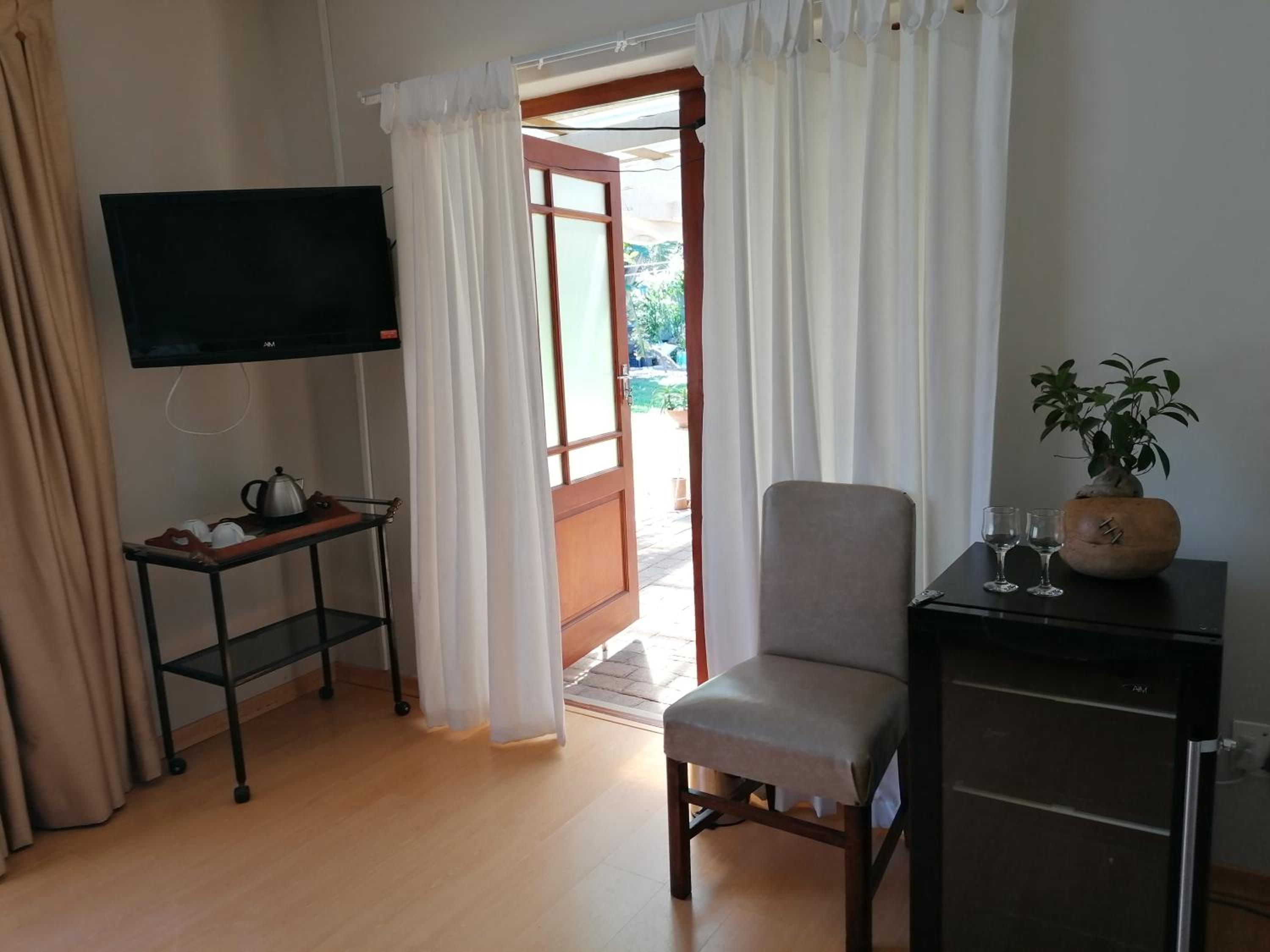 Honeymoon Queen Room photo 1