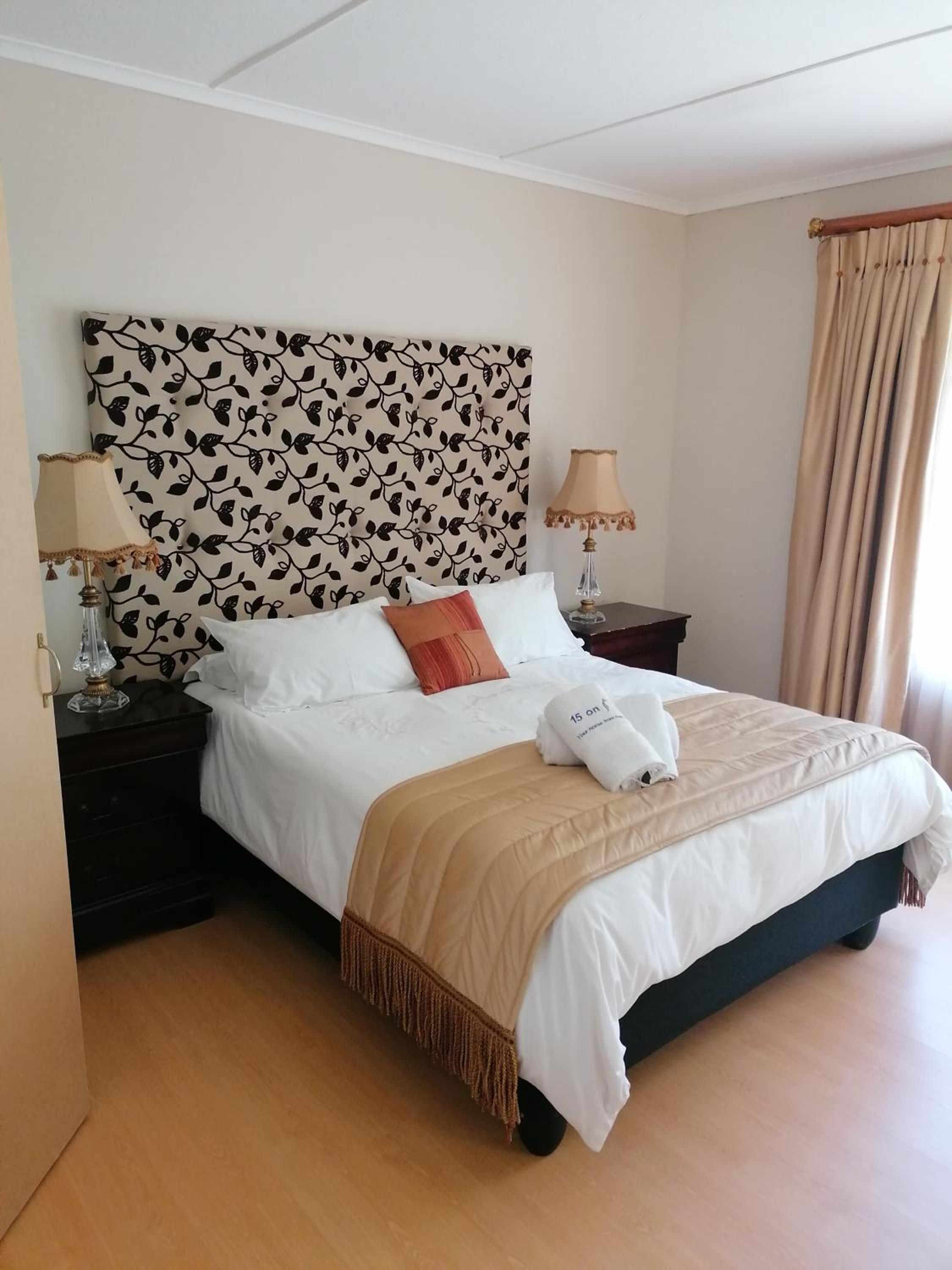 Honeymoon Queen Room photo 2
