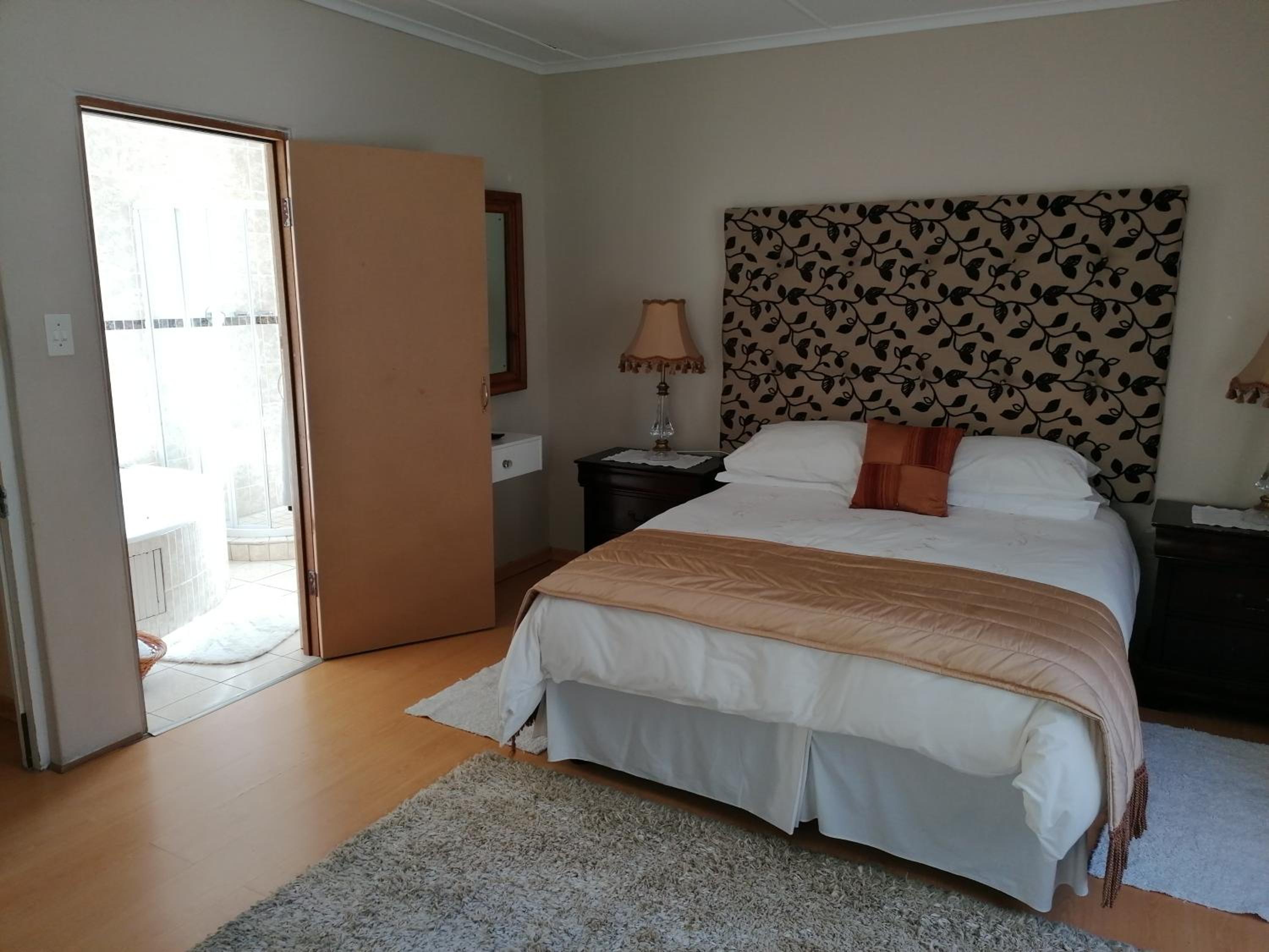 Honeymoon Queen Room photo 3