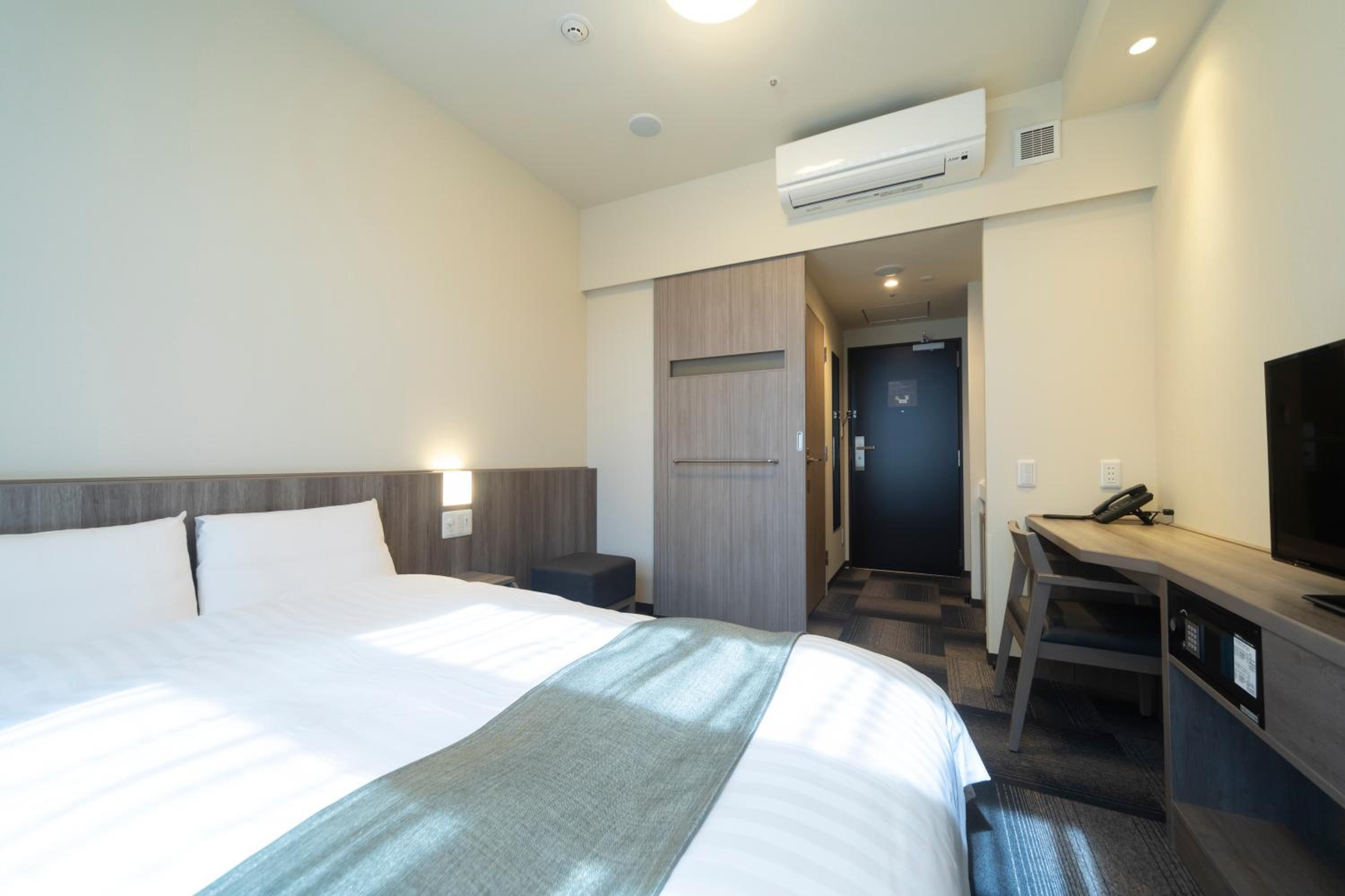 【Tokyo Residents Only - Check in after 2PM】Double Room with Small Double Bed